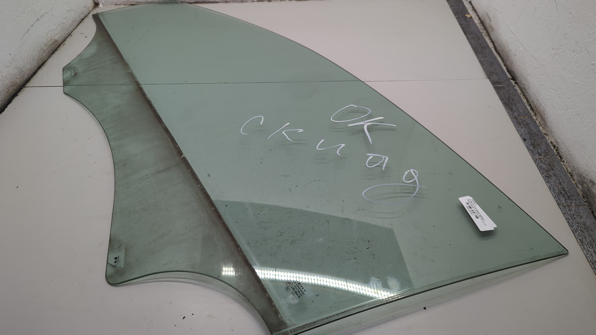 Стекло двери передней левой