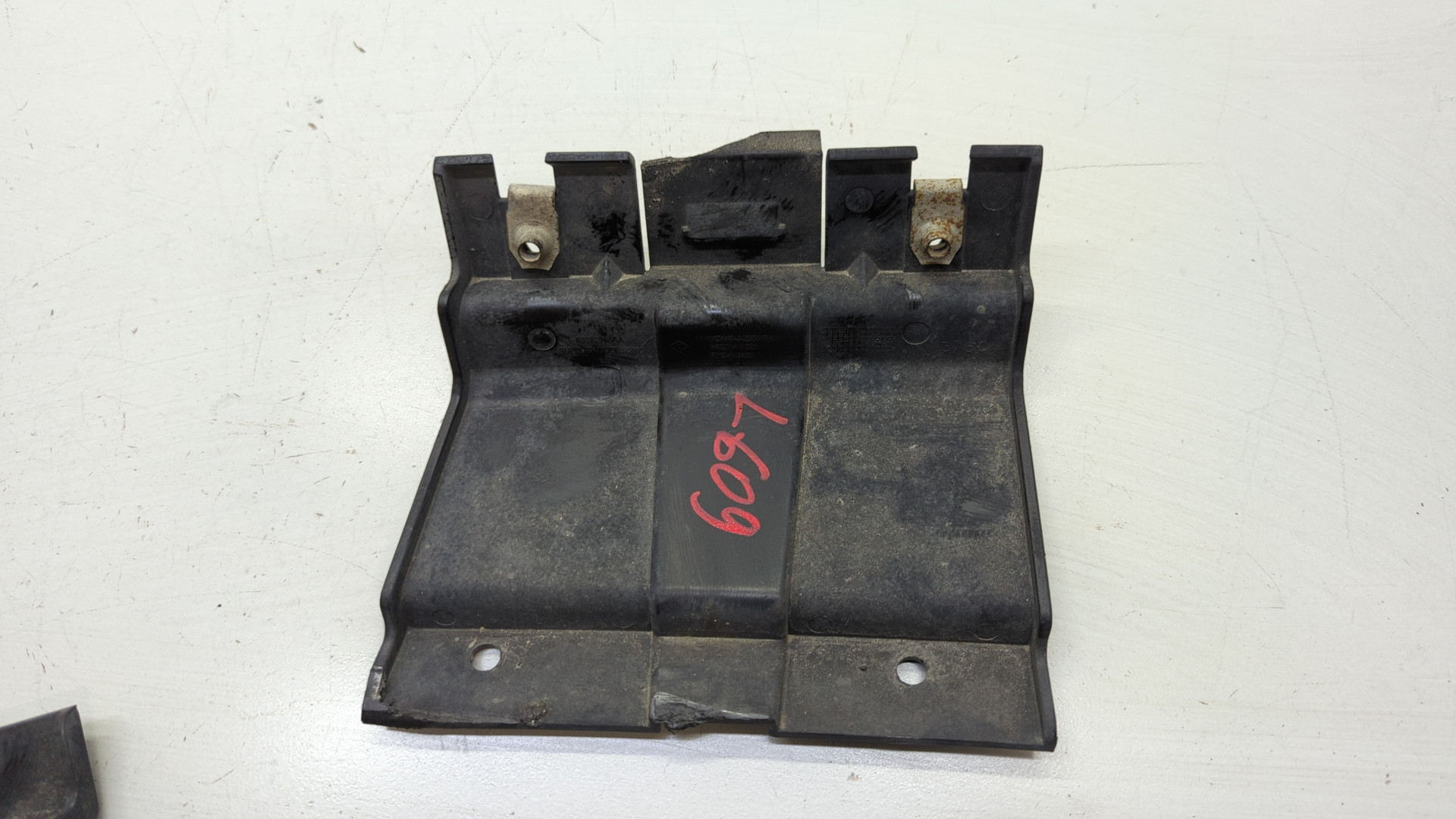 Кронштейн заднего бампера правый