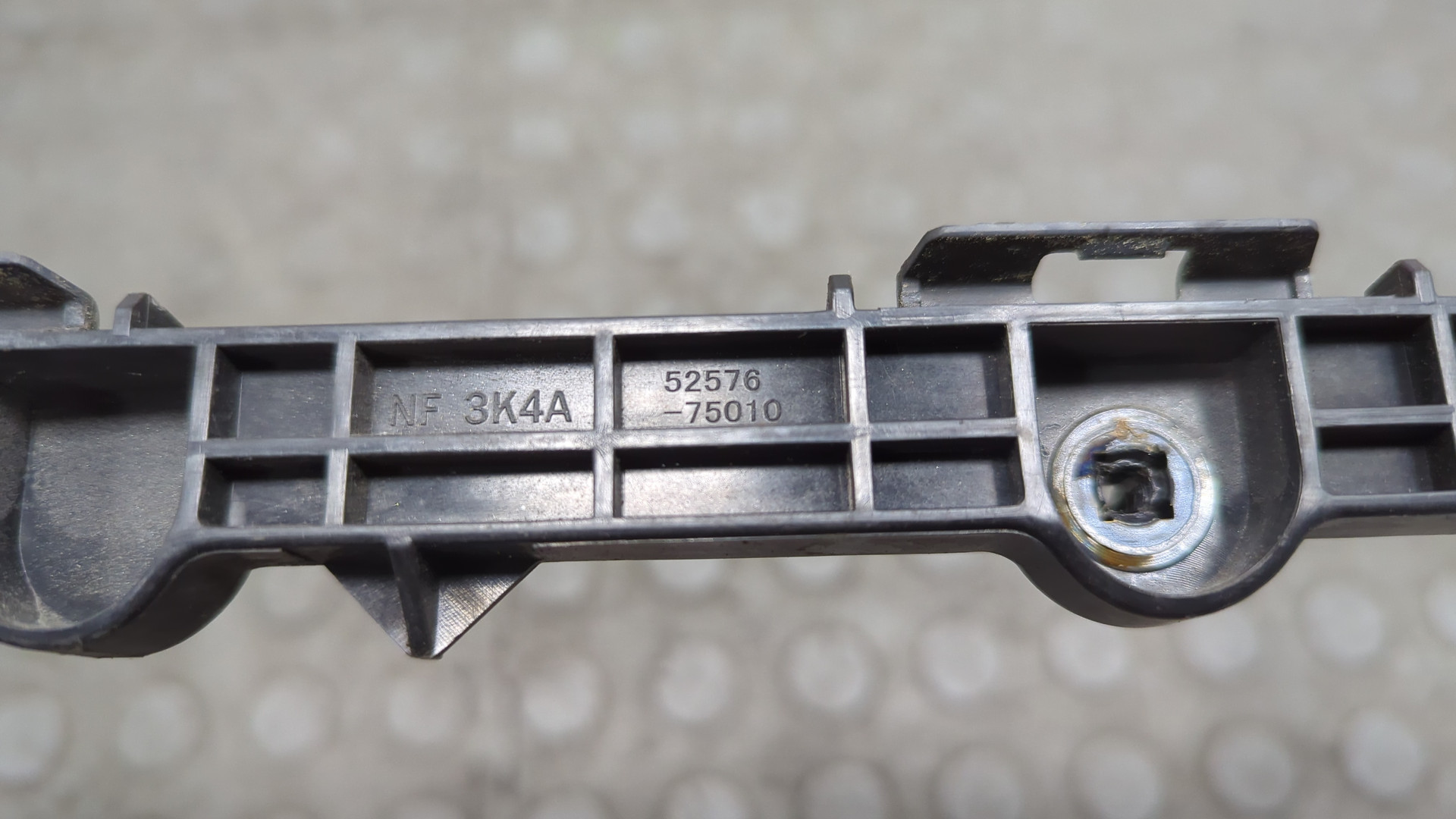 Кронштейн заднего бампера левый