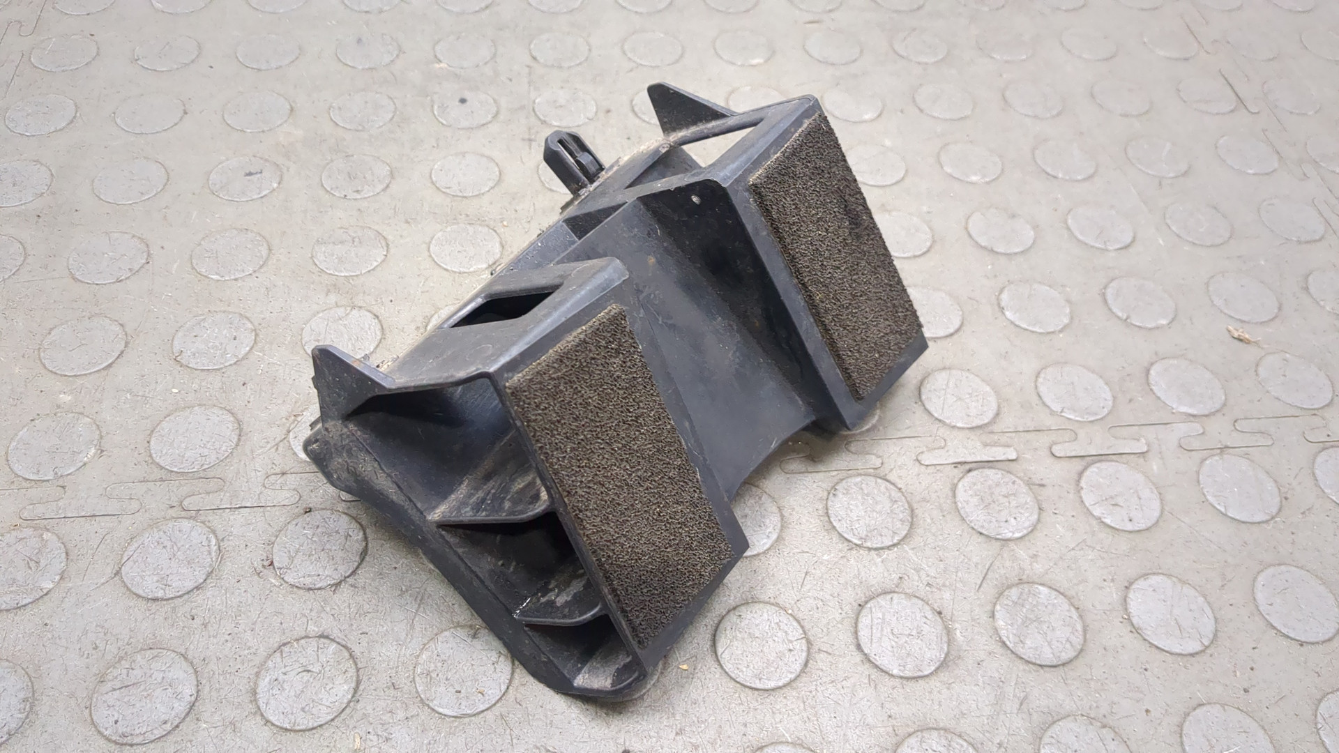 Кронштейн переднего бампера правый