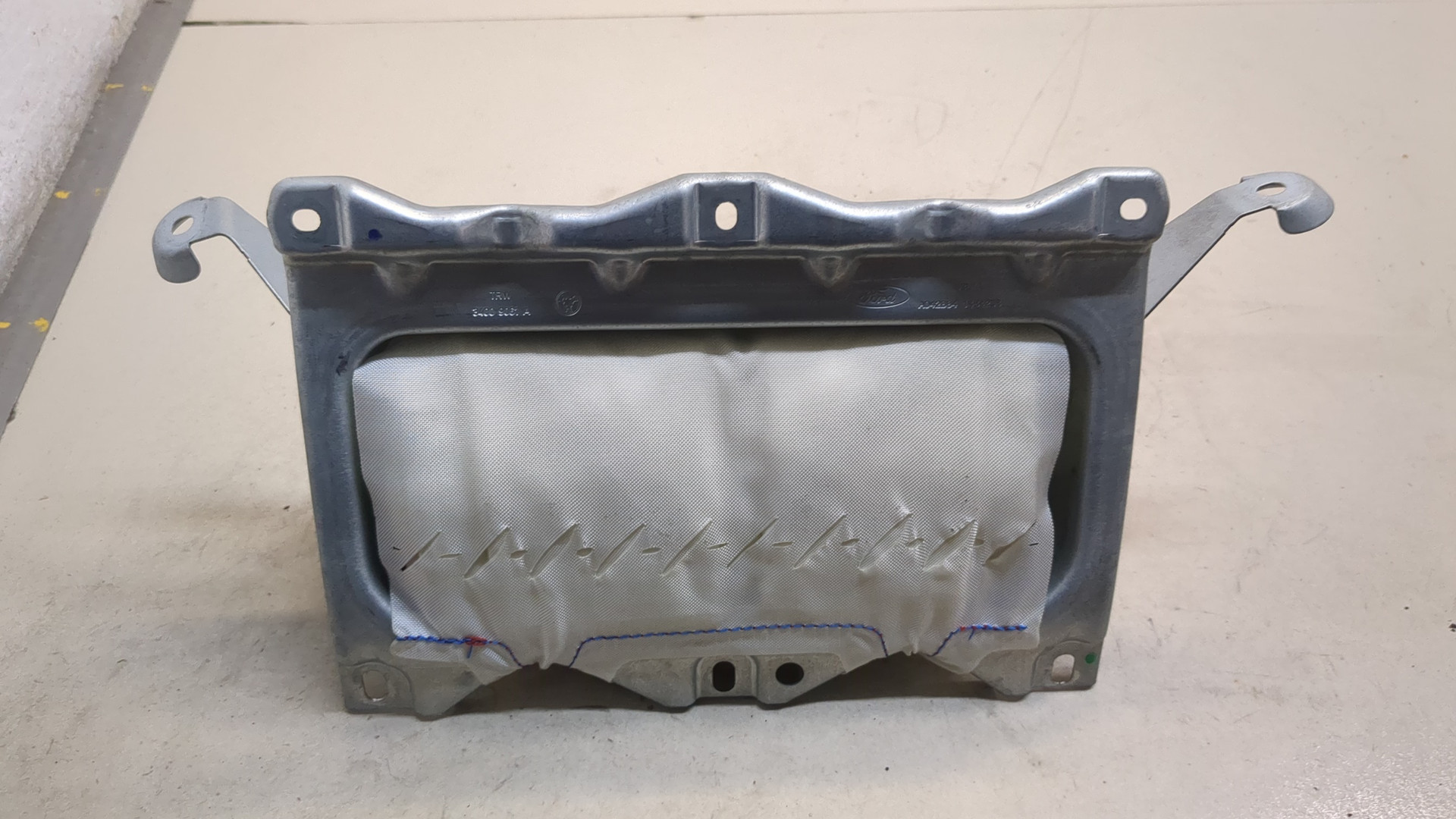 Подушка безопасности пассажирская (в торпедо)