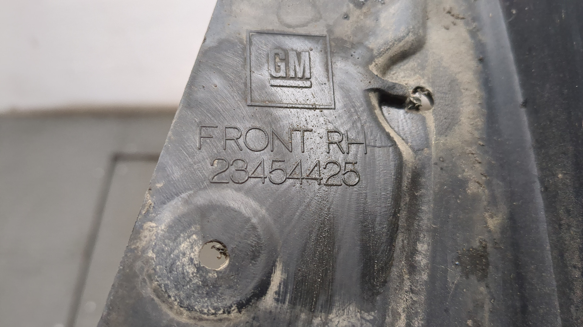 Брызговик передний правый