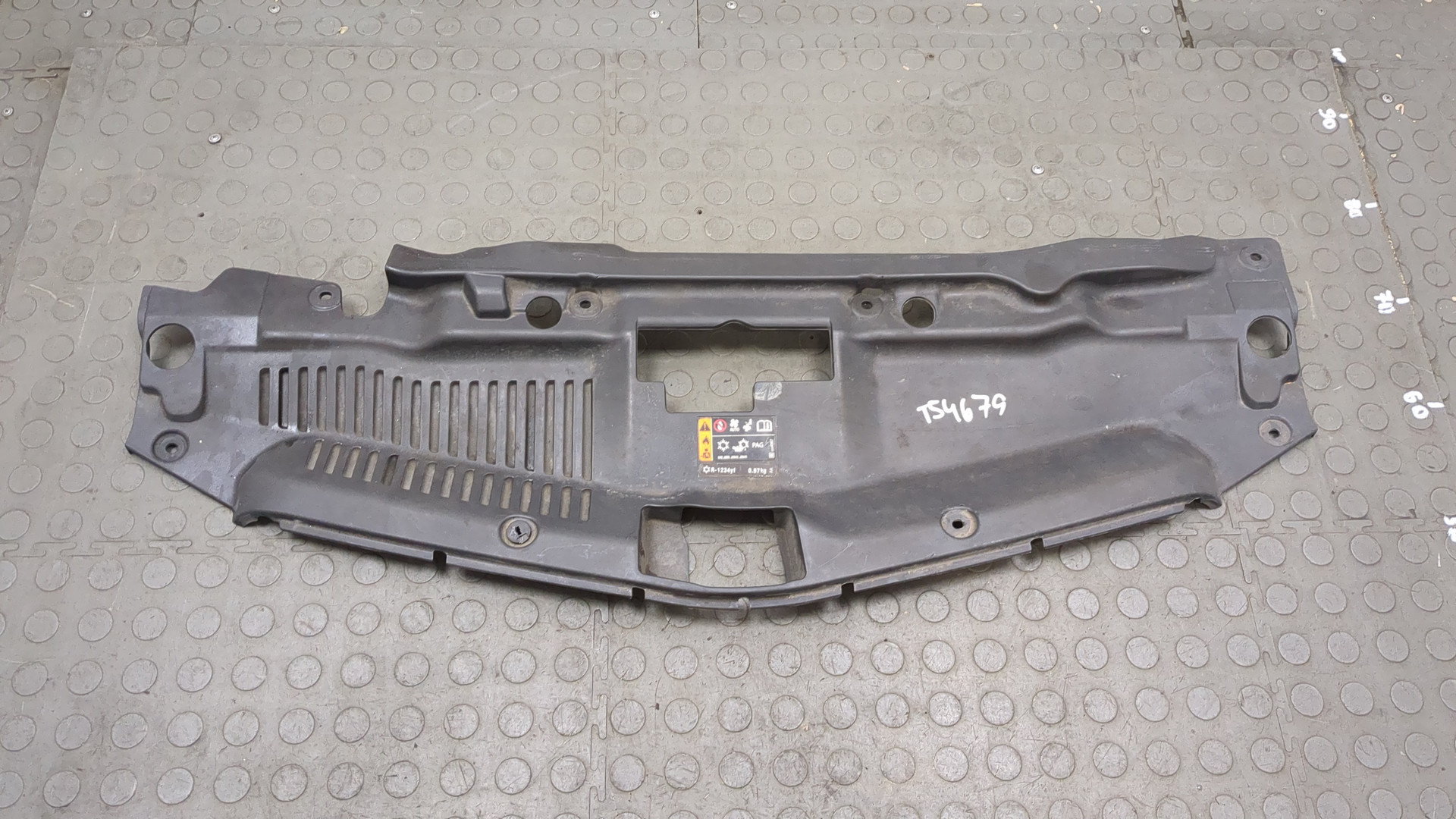 Кожух замка капота