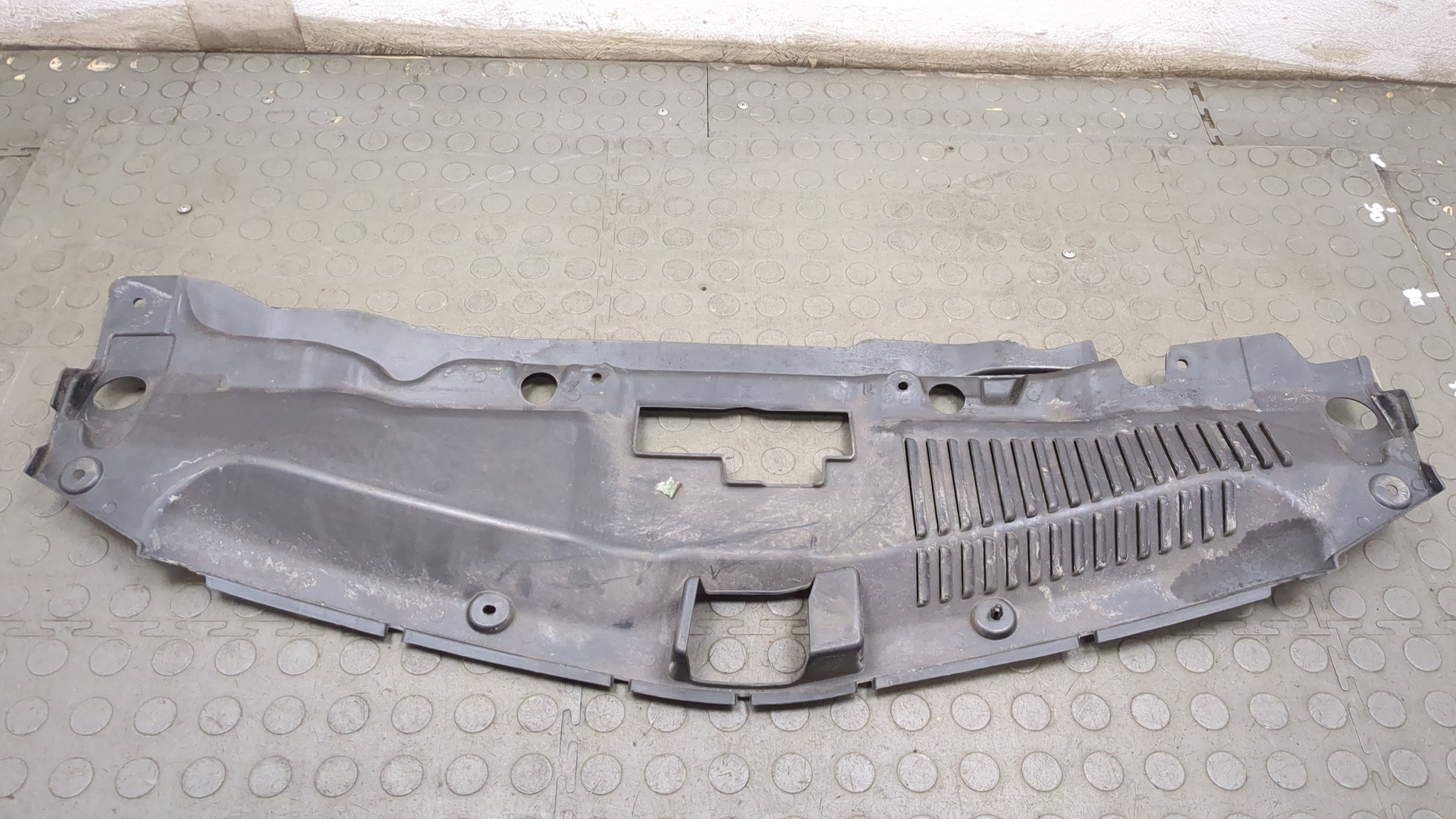 Кожух замка капота