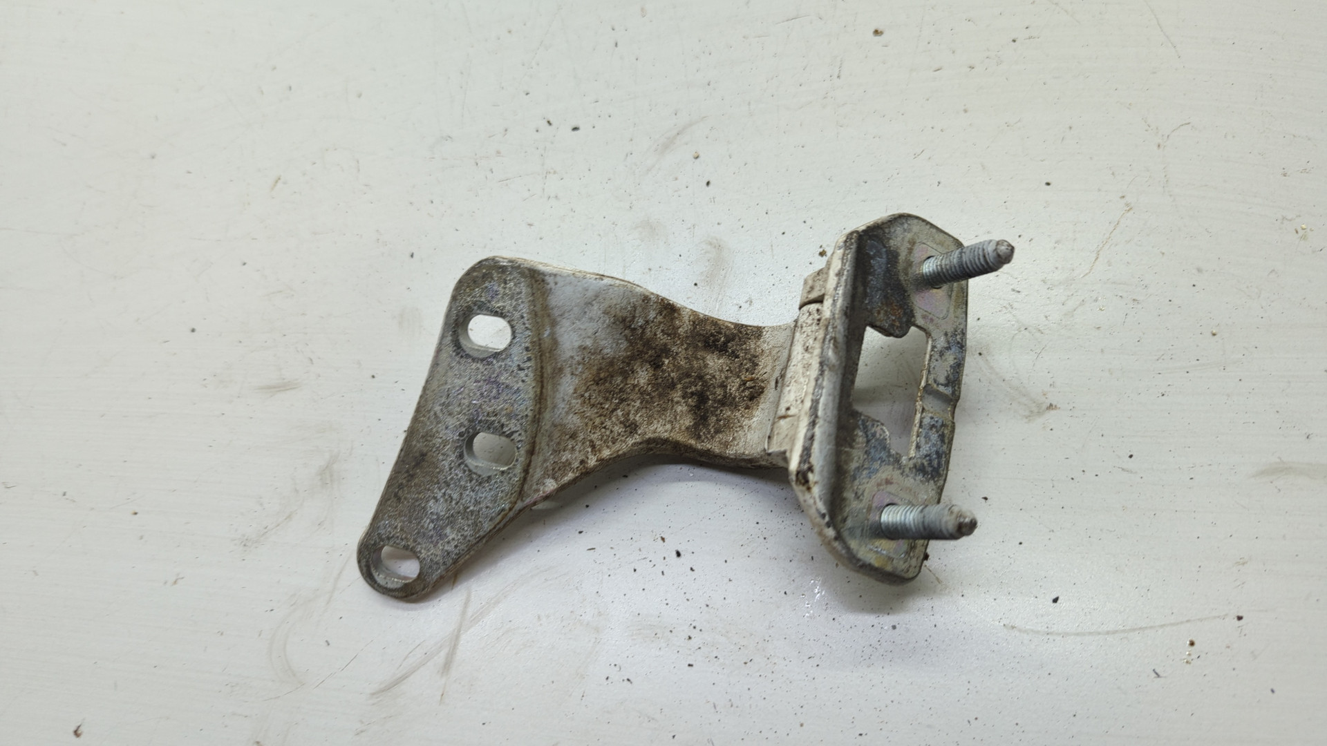 Петля крышки багажника