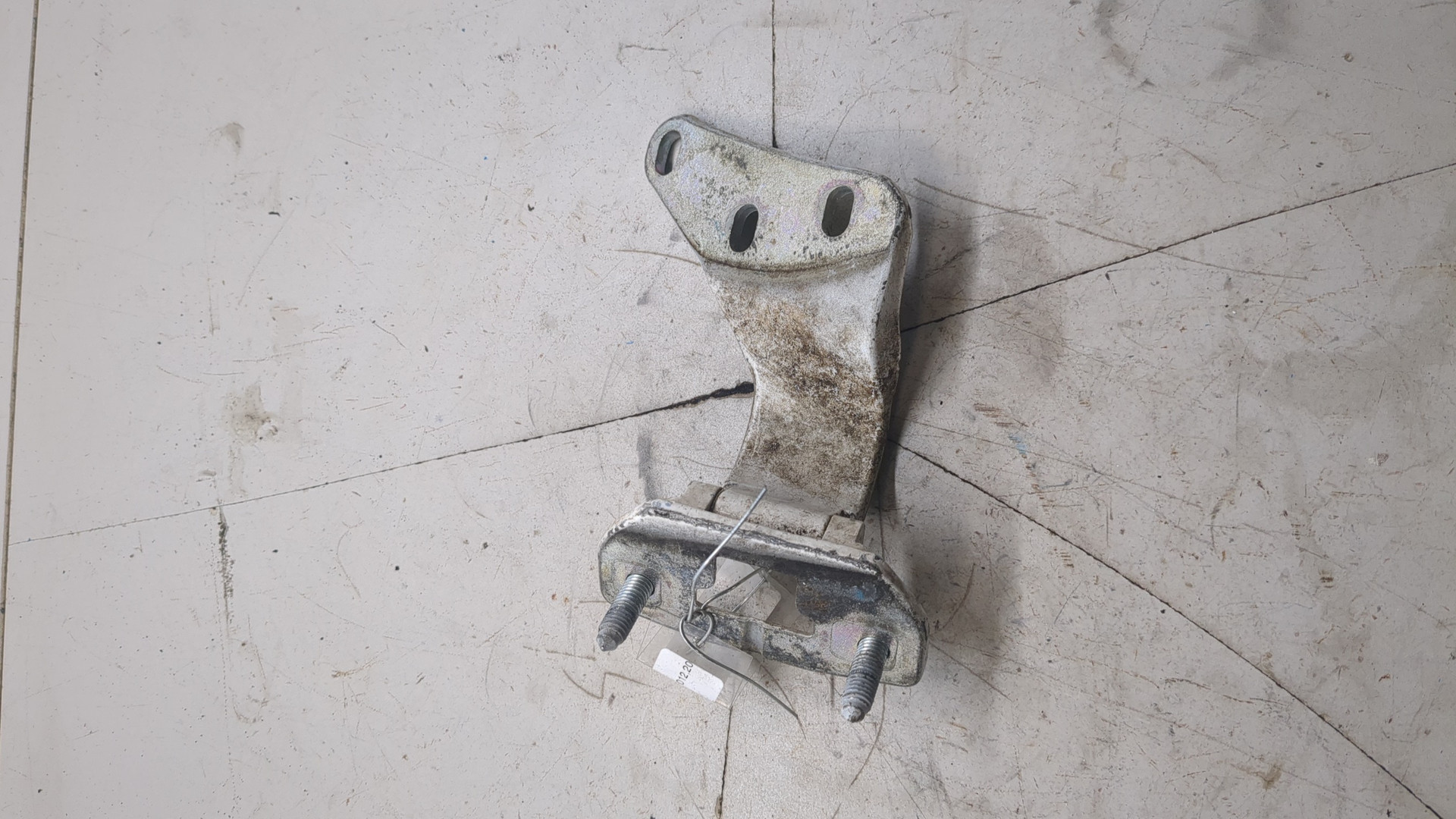 Петля крышки багажника