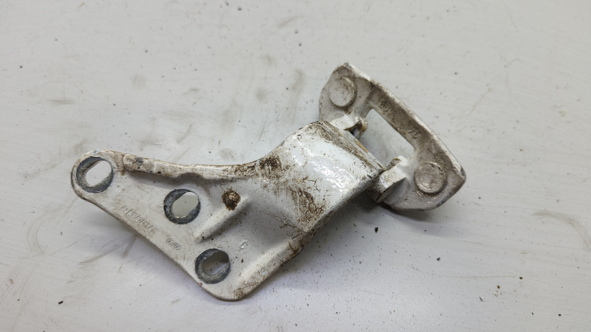 Петля крышки багажника