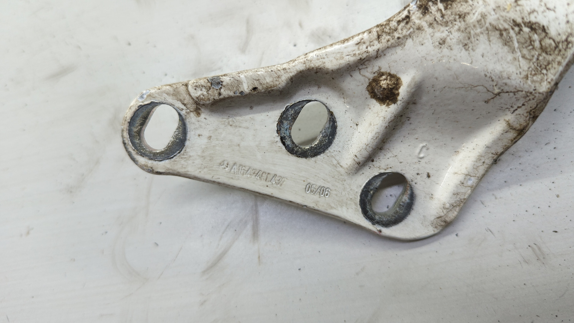 Петля крышки багажника