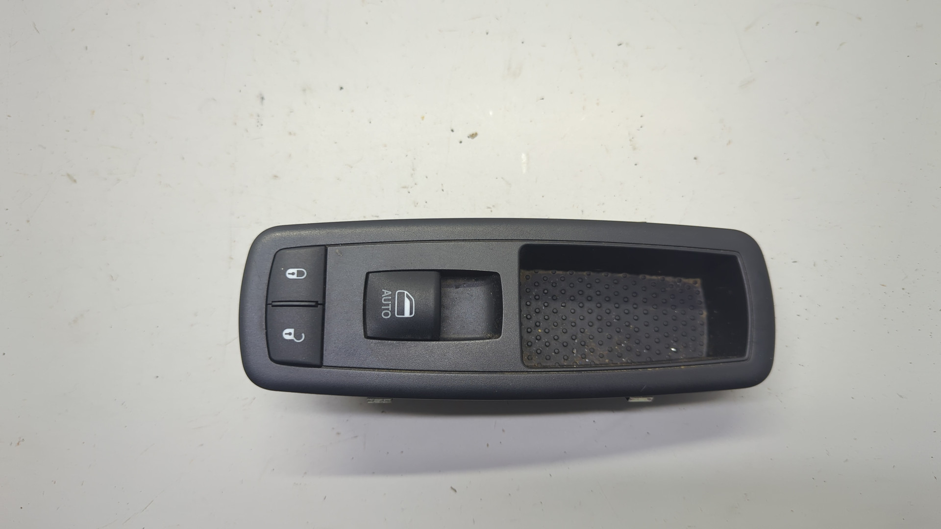 Кнопка стеклоподъемника