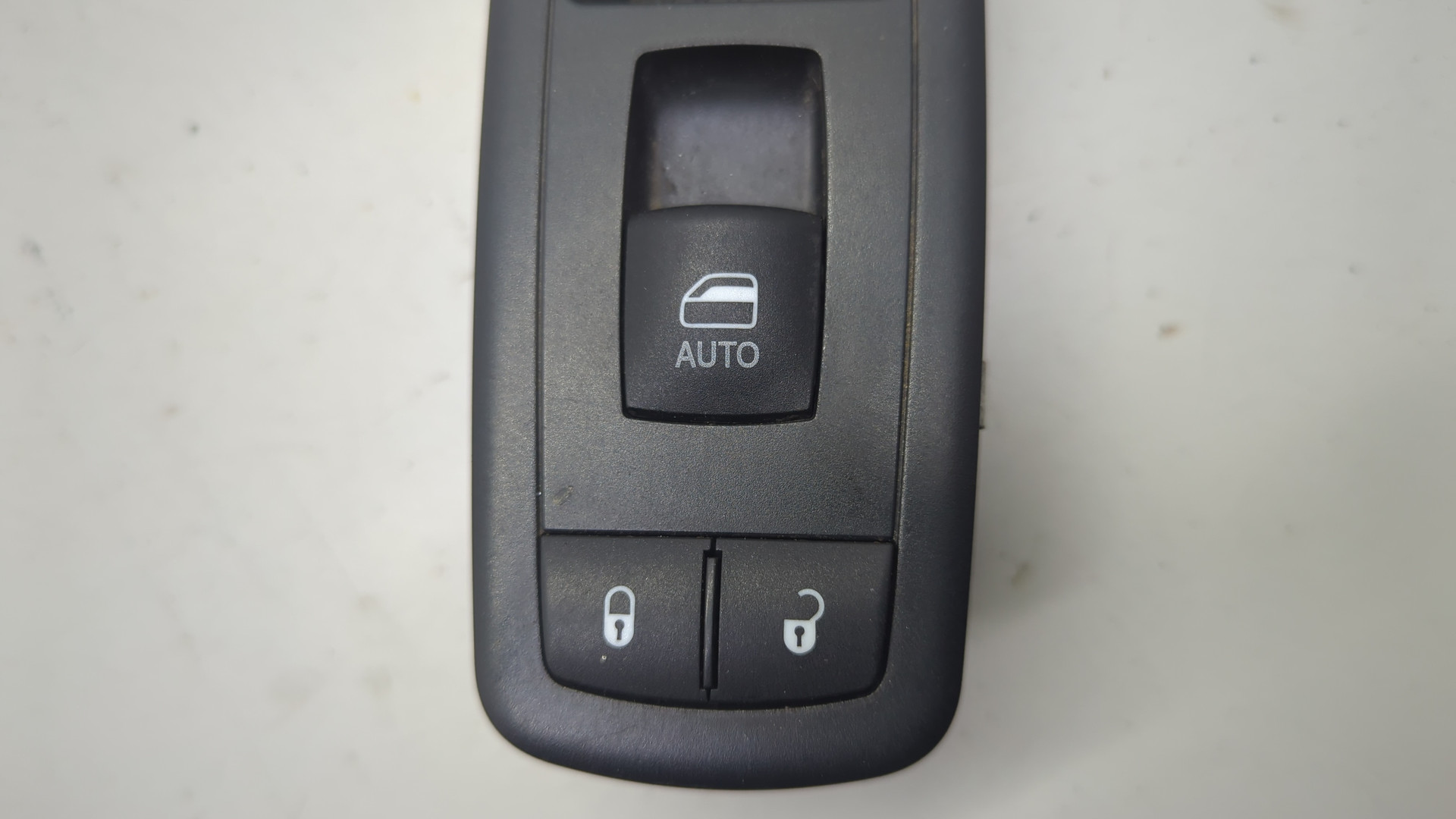 Кнопка стеклоподъемника