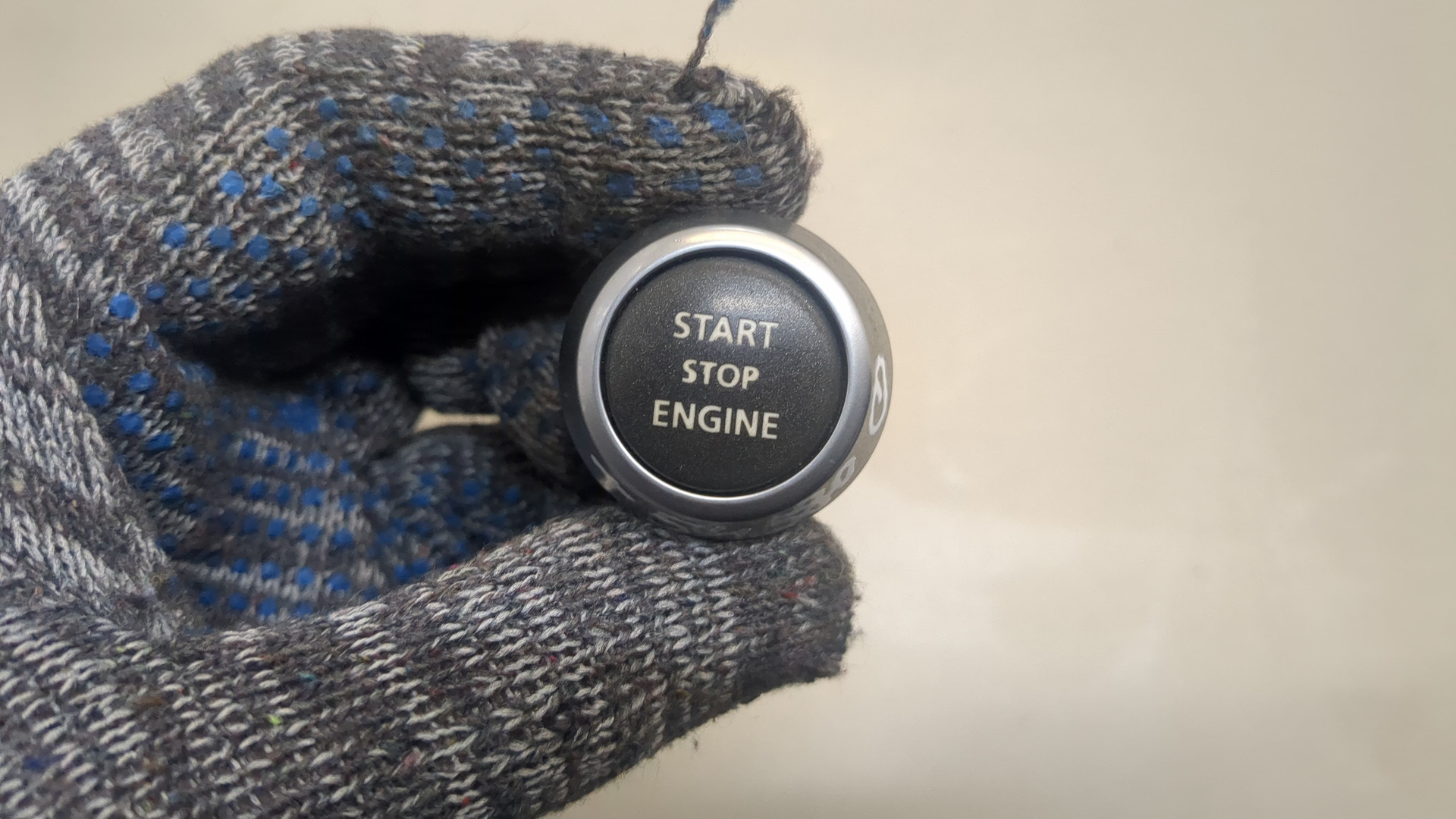 Кнопка запуска двигателя