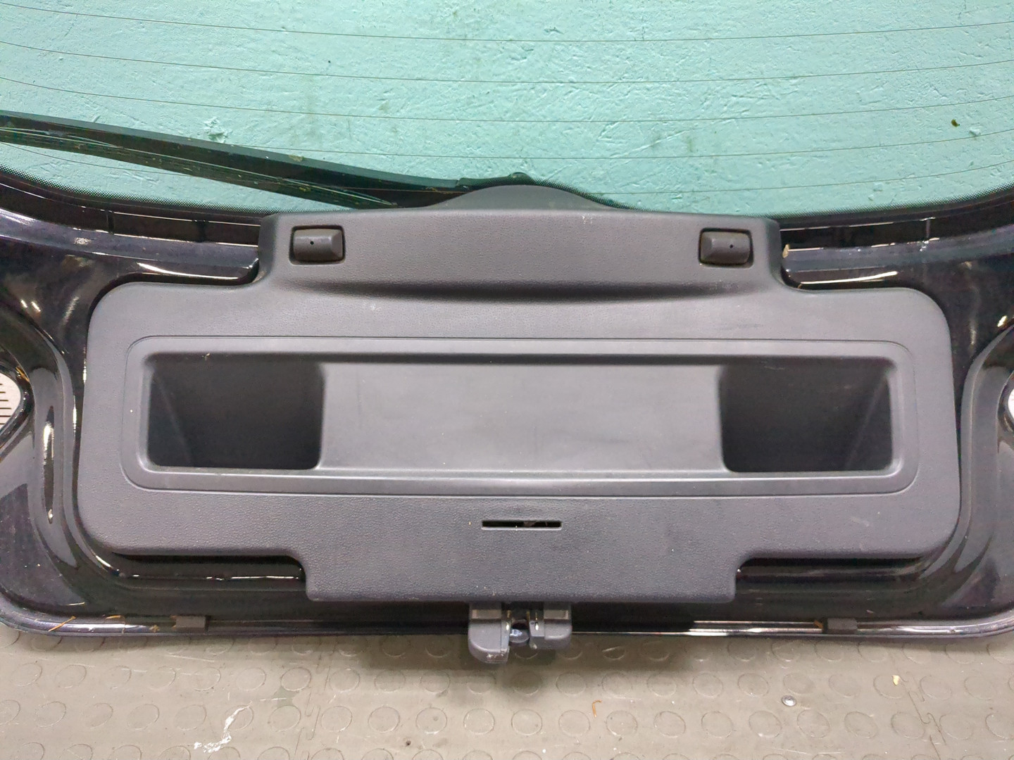 Дверь багажника