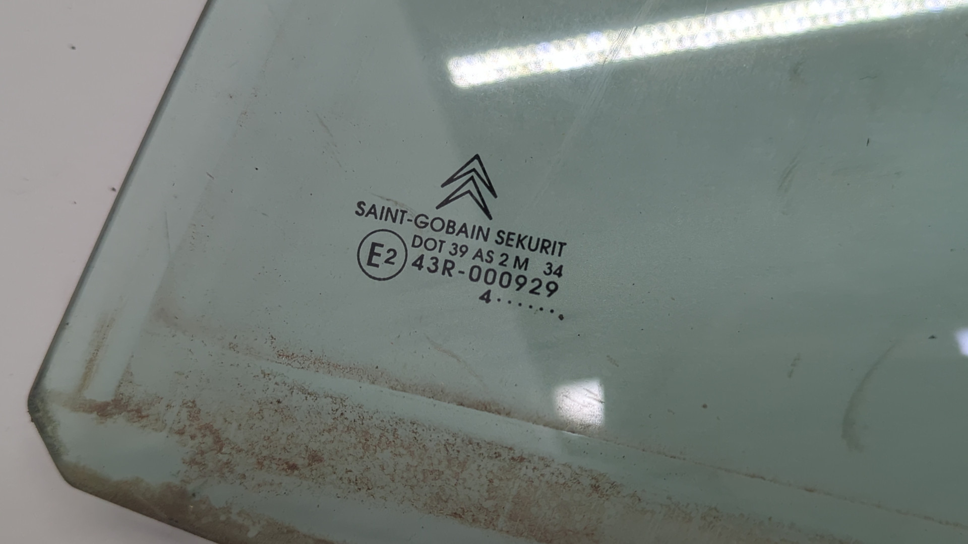 Стекло двери задней левой