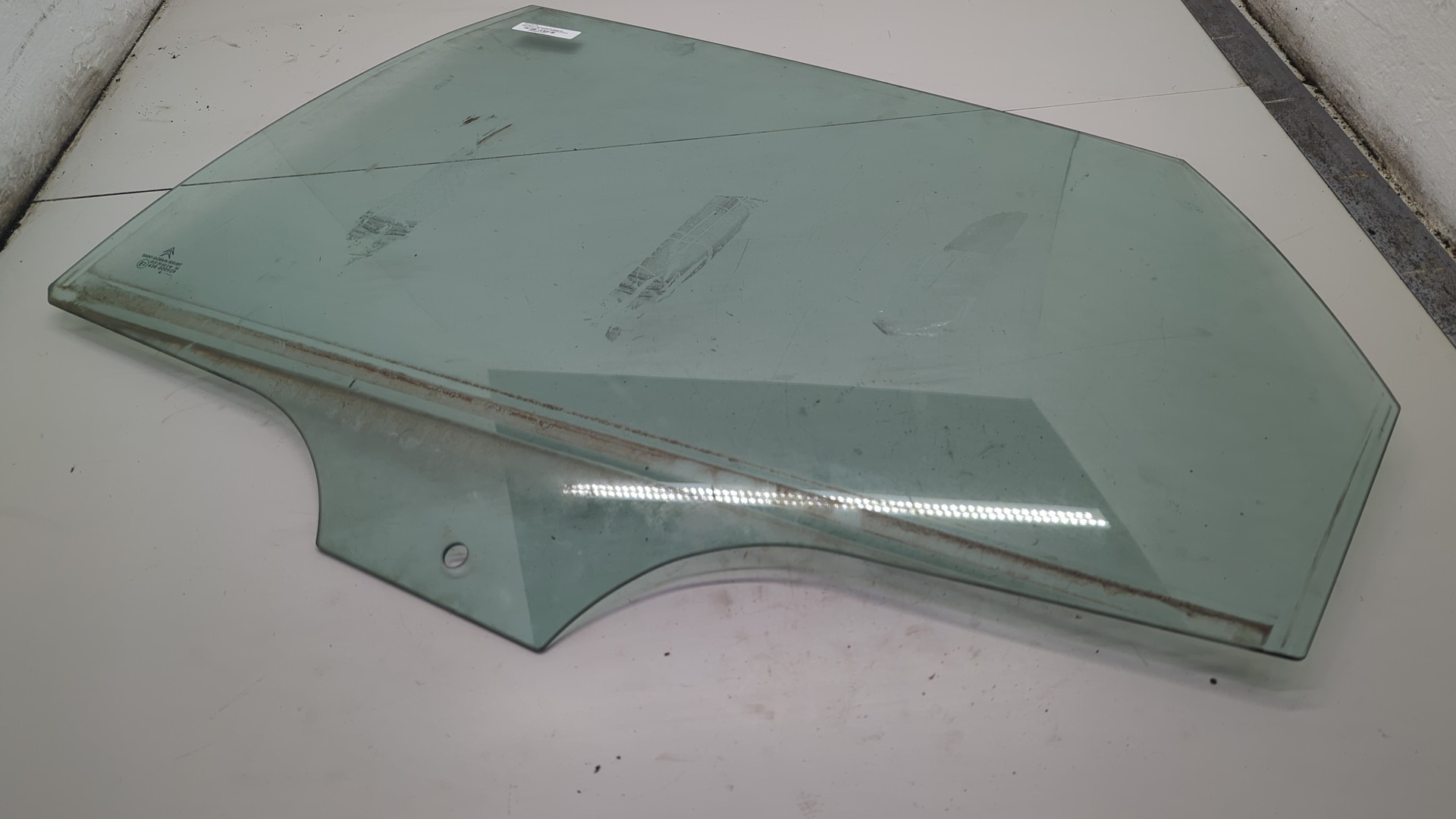 Стекло двери задней левой