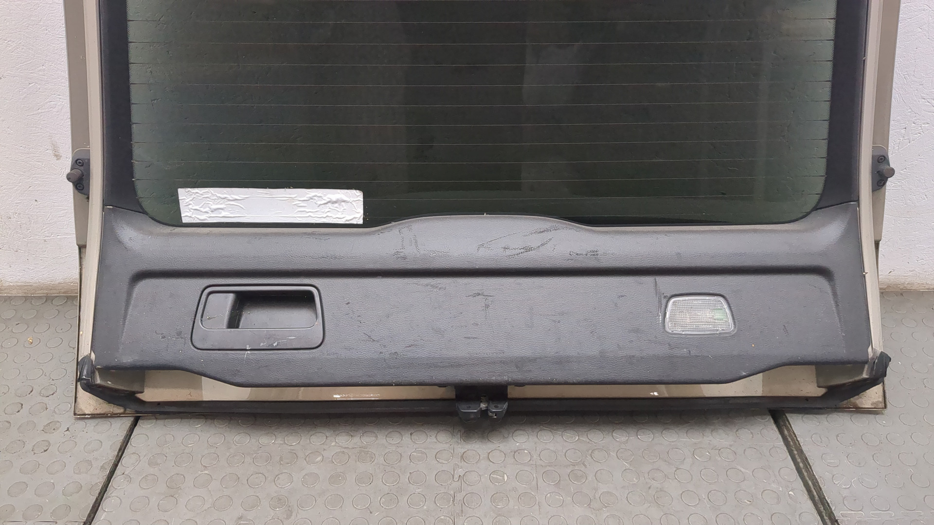 Дверь багажника