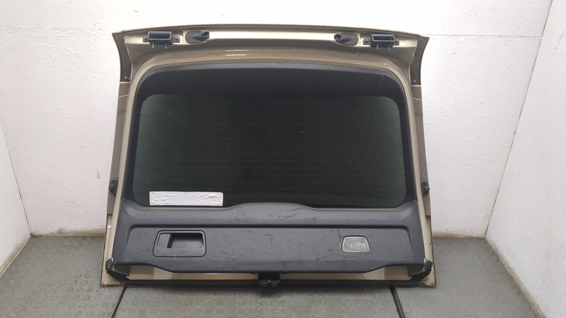 Дверь багажника
