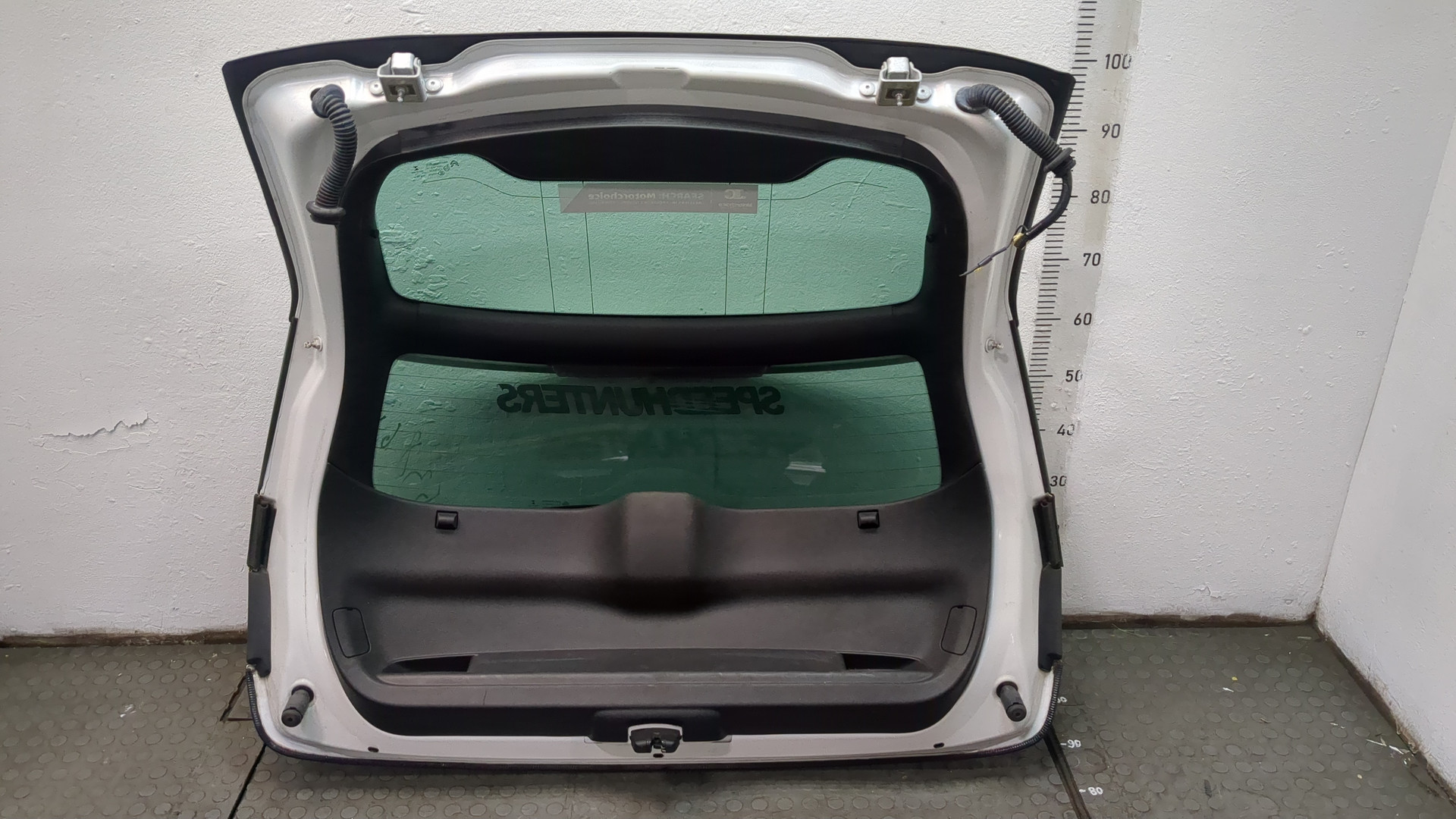 Дверь багажника