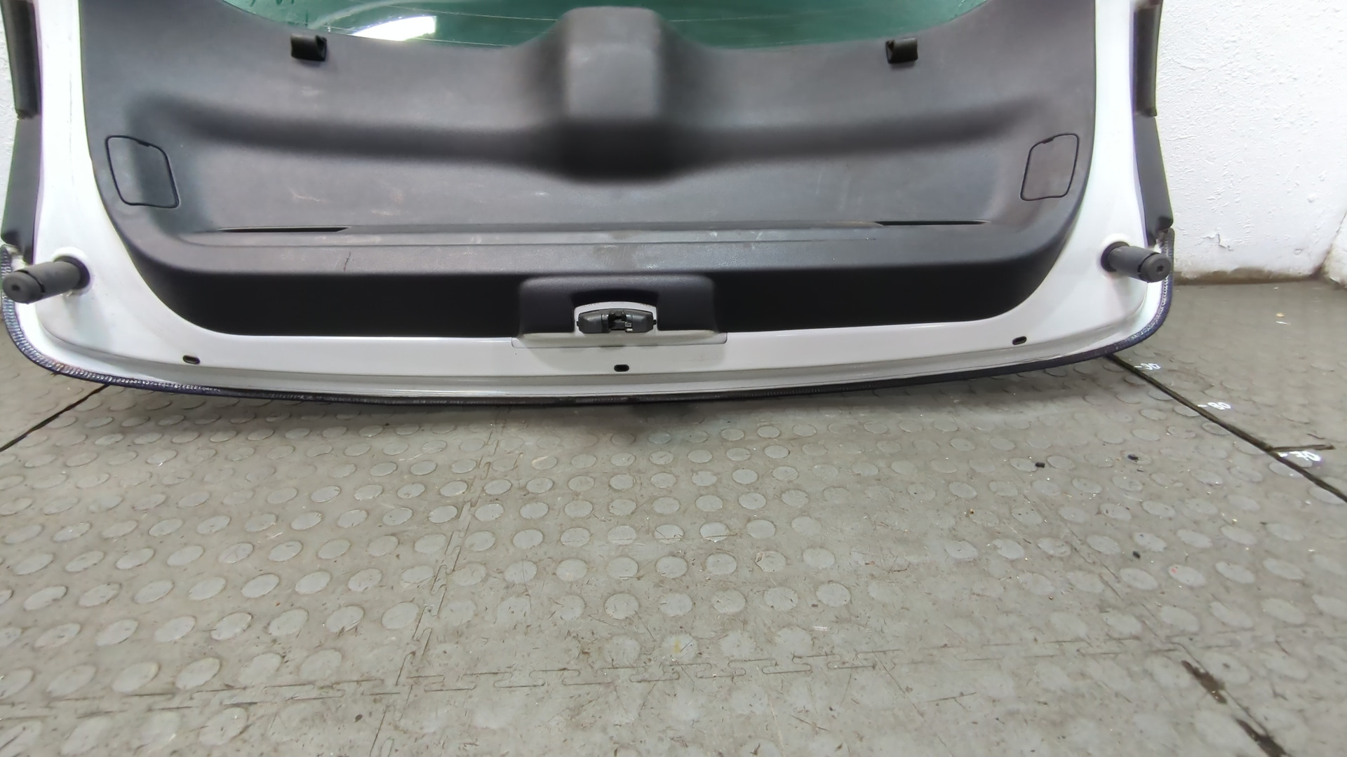 Дверь багажника