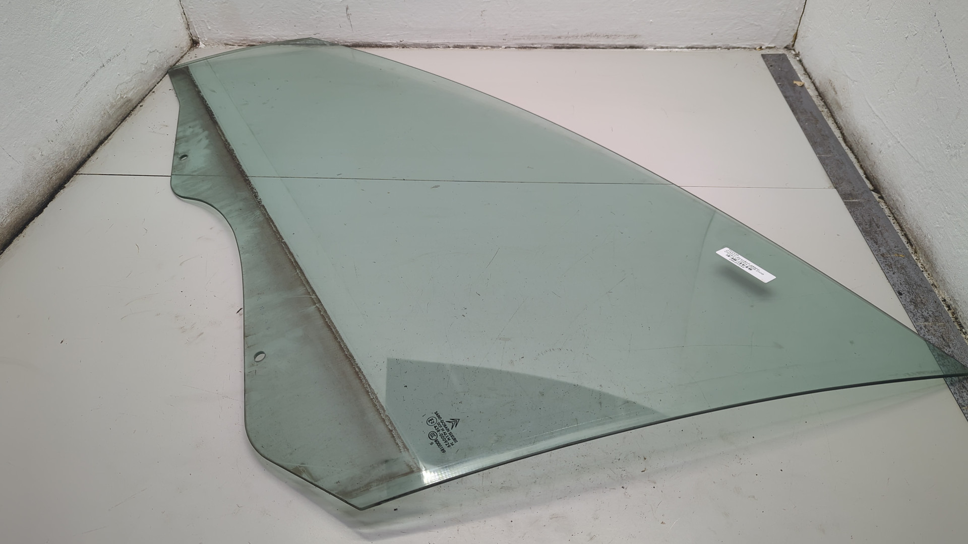 Стекло двери передней левой