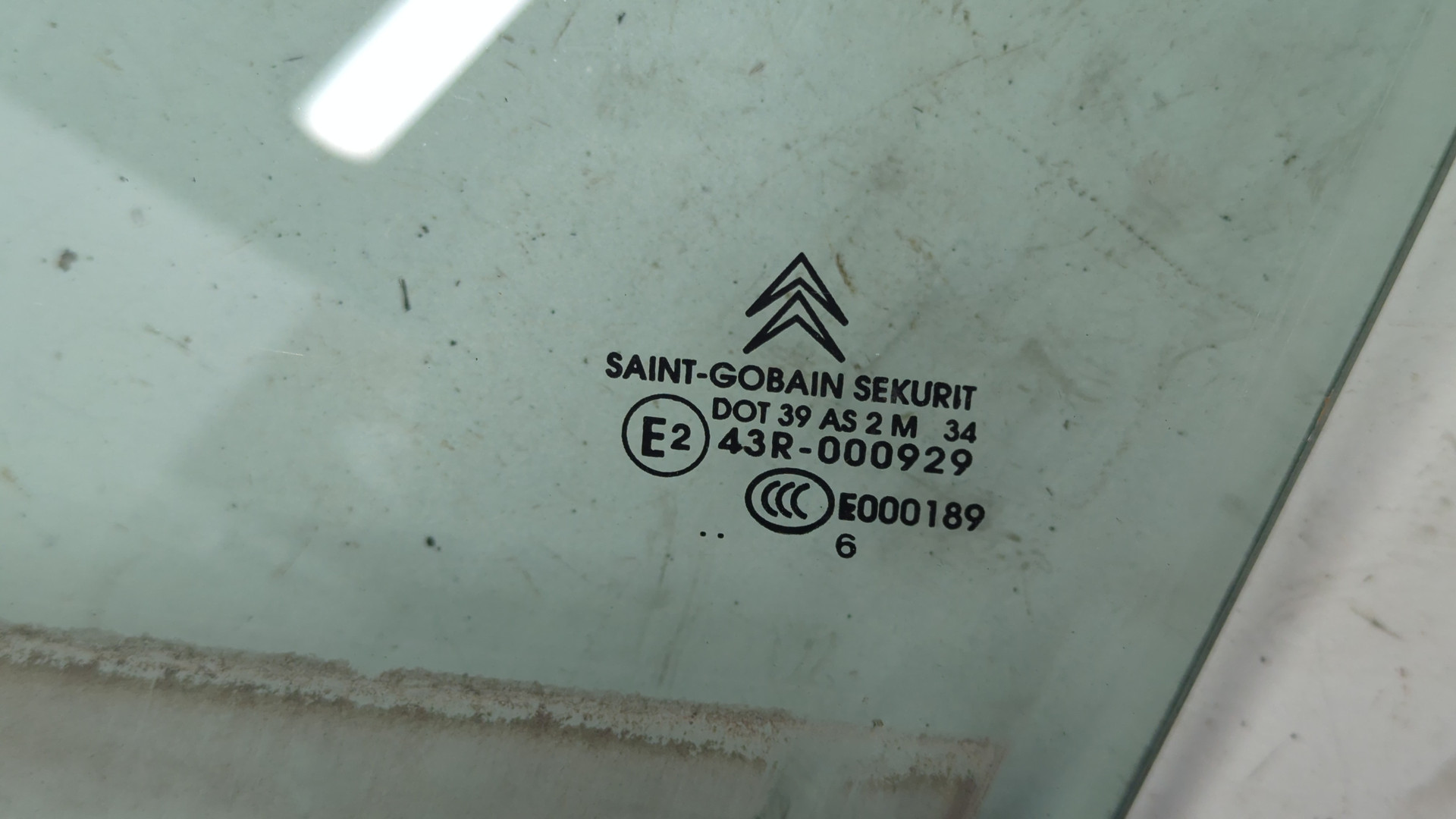 Стекло двери передней левой