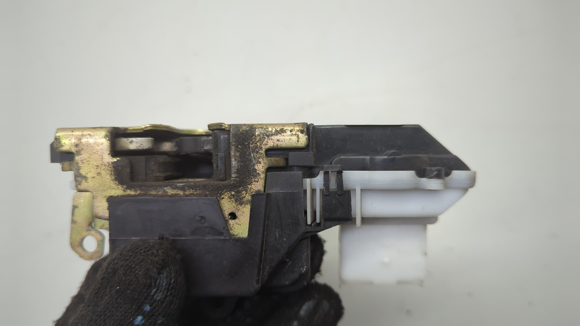 Замок двери передней левой