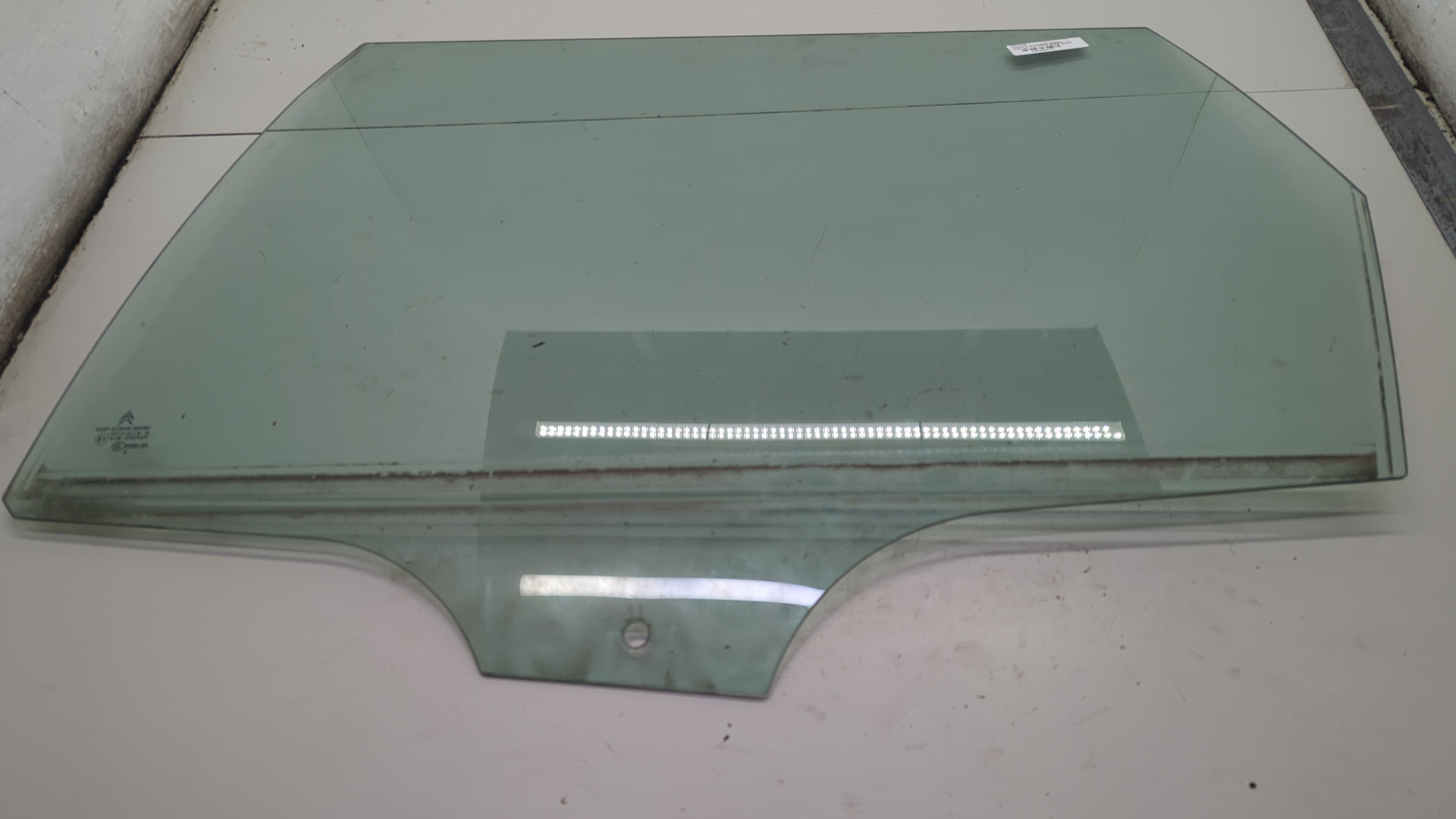 Стекло двери задней левой