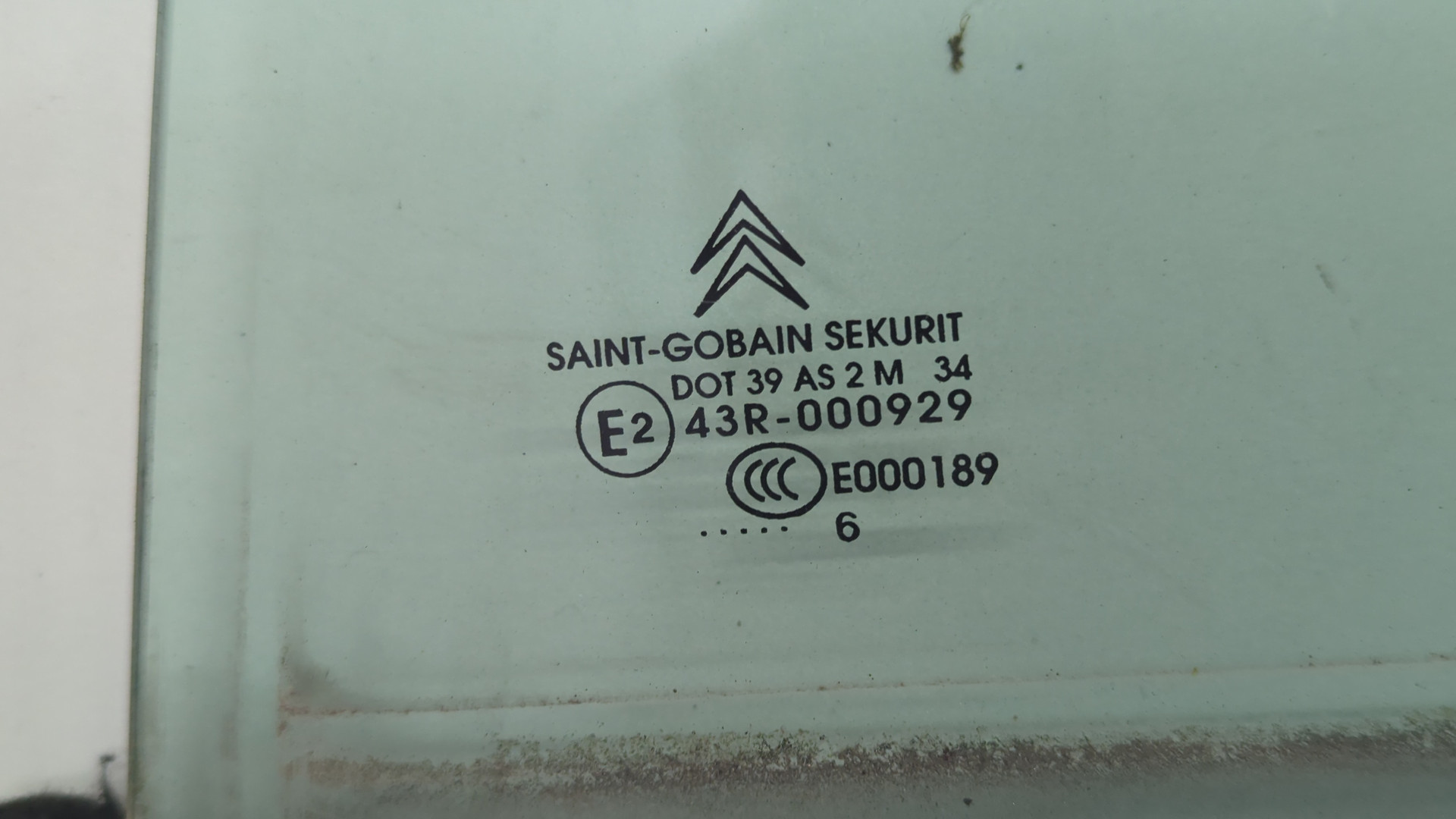 Стекло двери задней левой