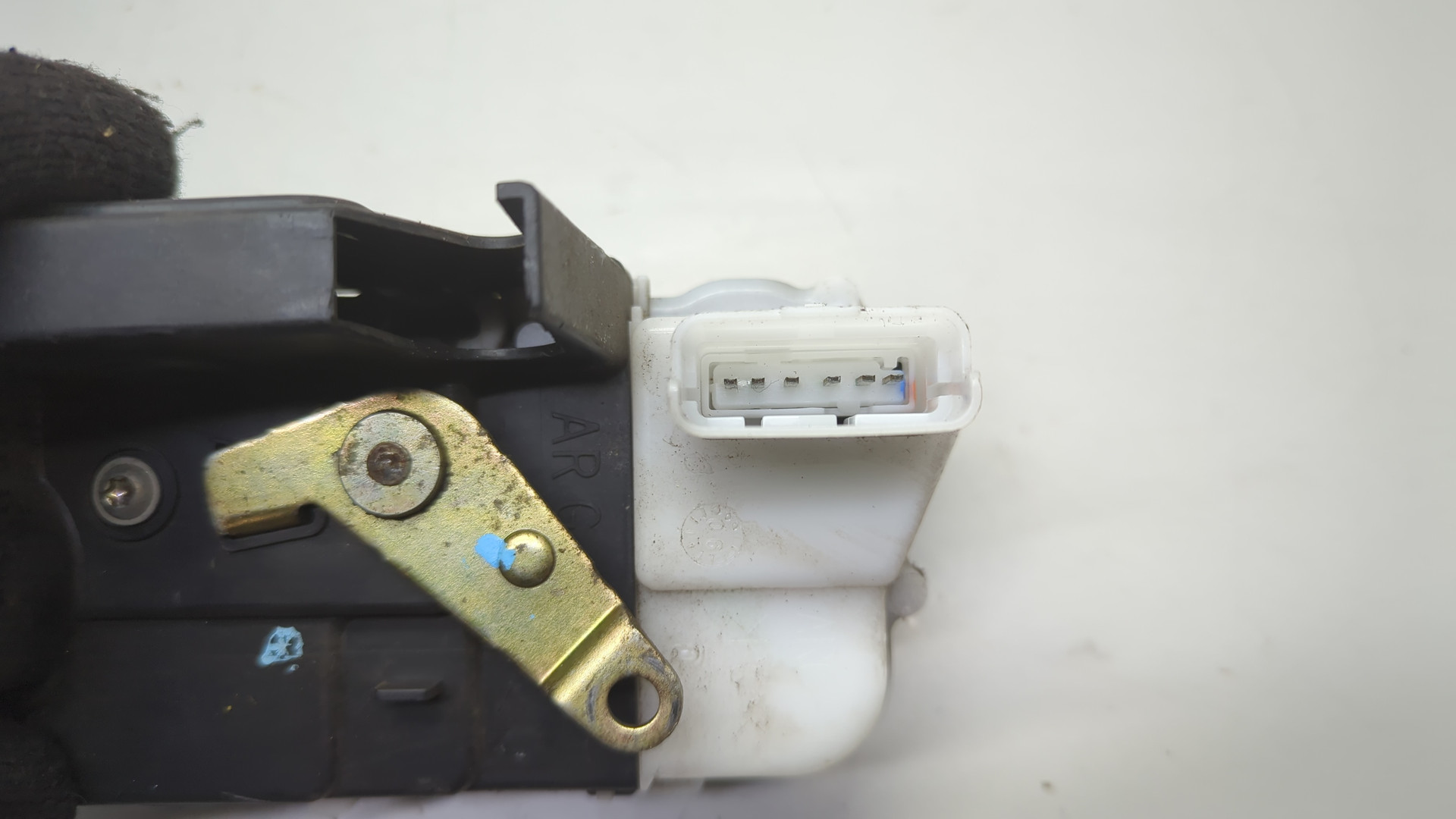 Замок двери задней левой