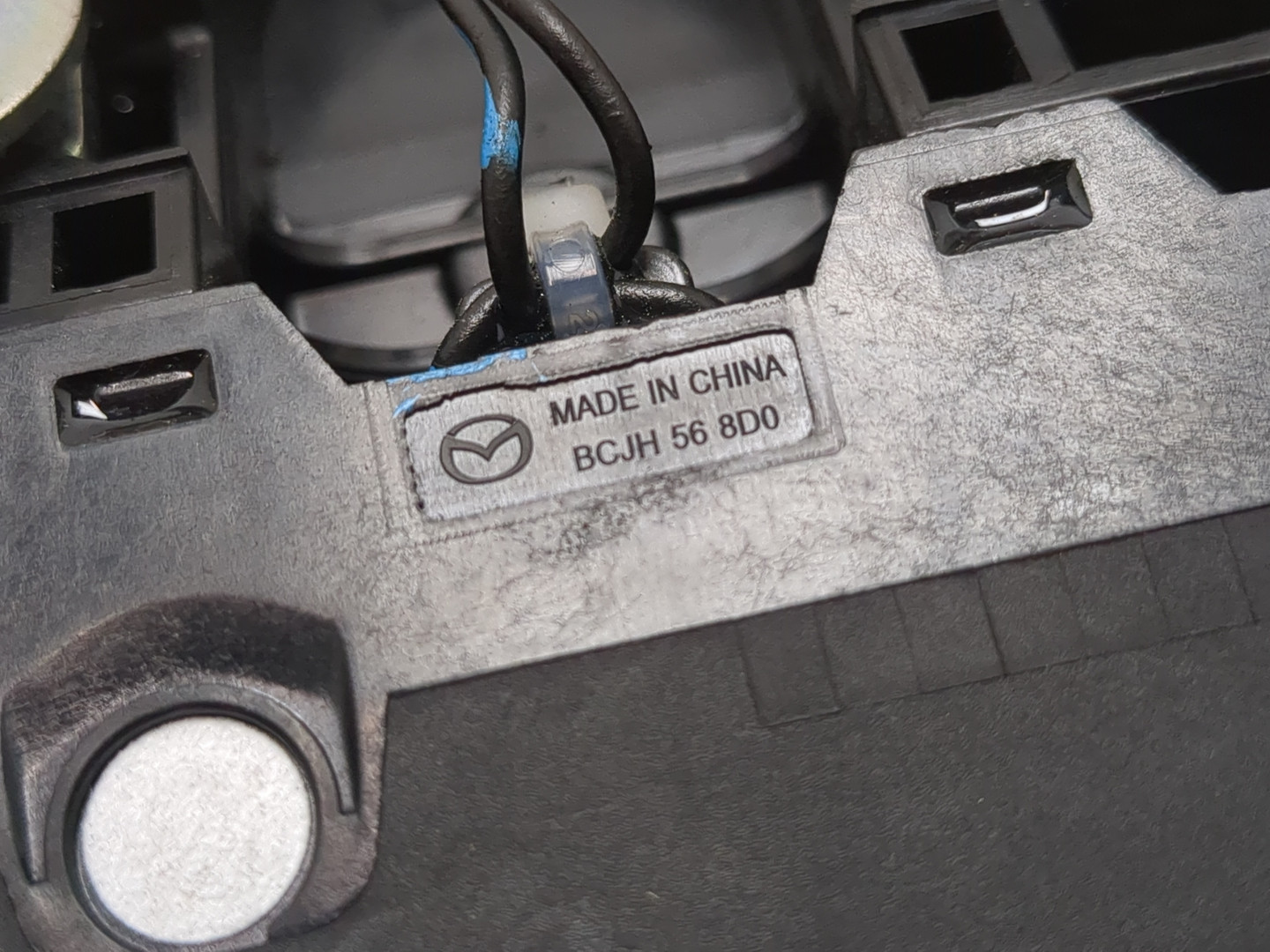 Кнопка открывания багажника