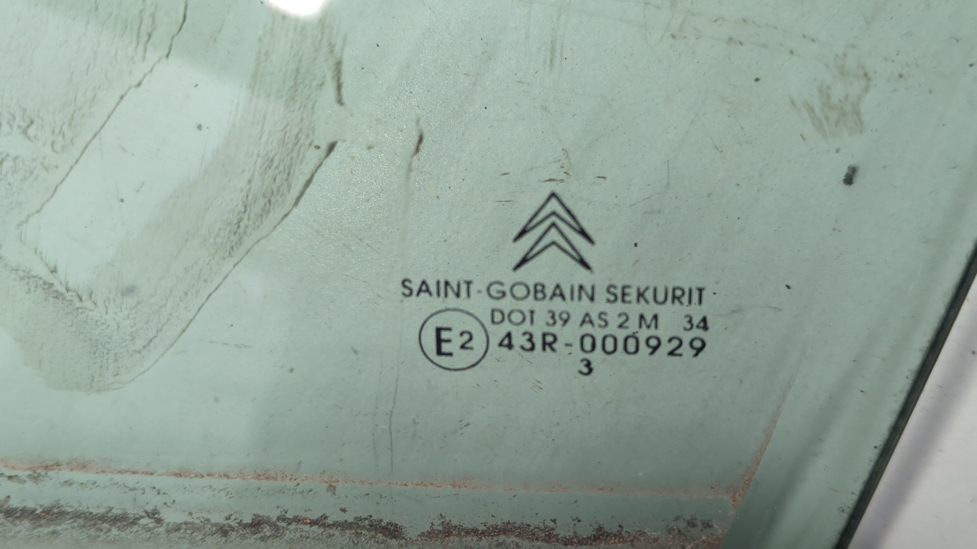 Стекло двери передней левой