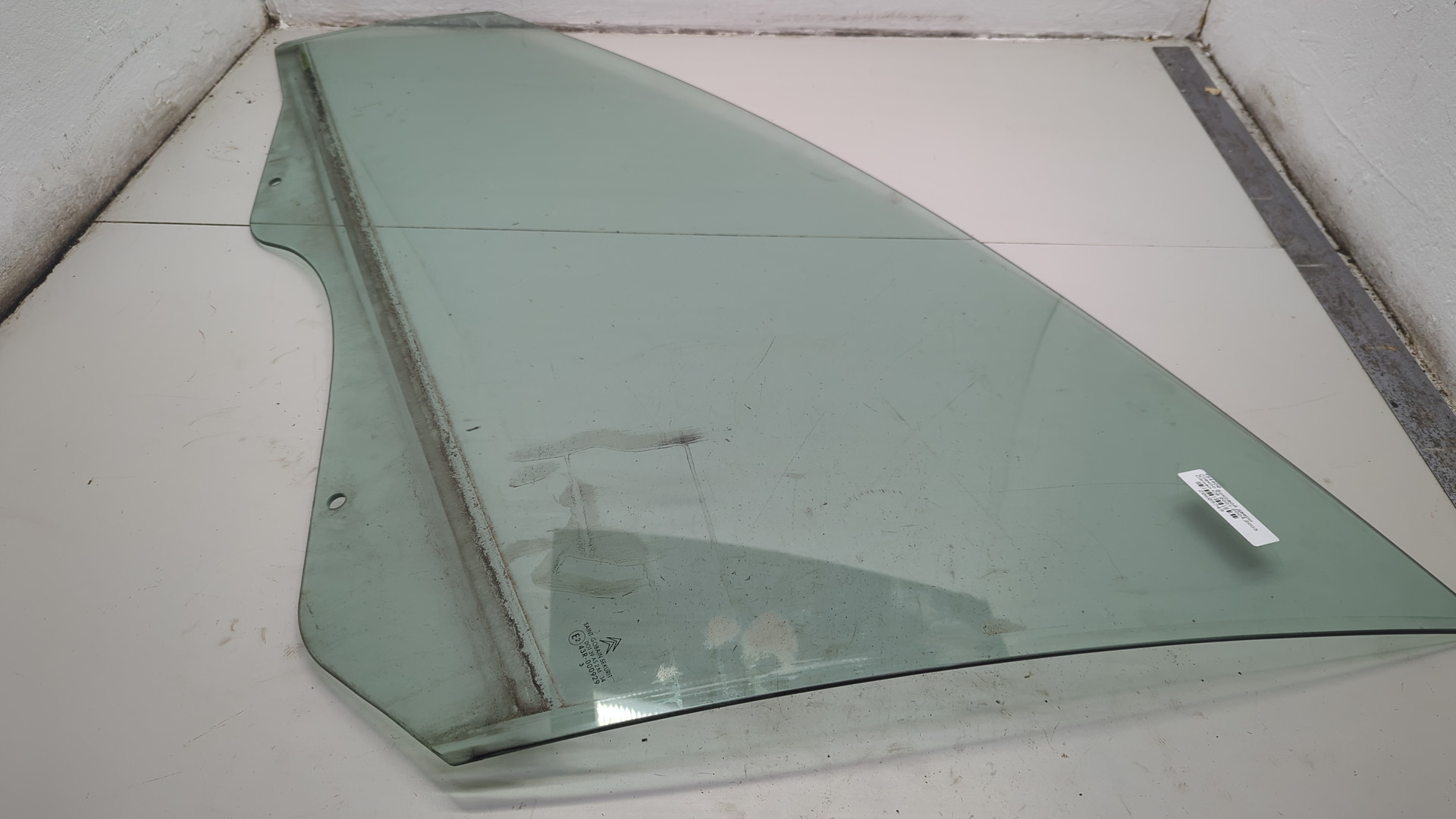 Стекло двери передней левой