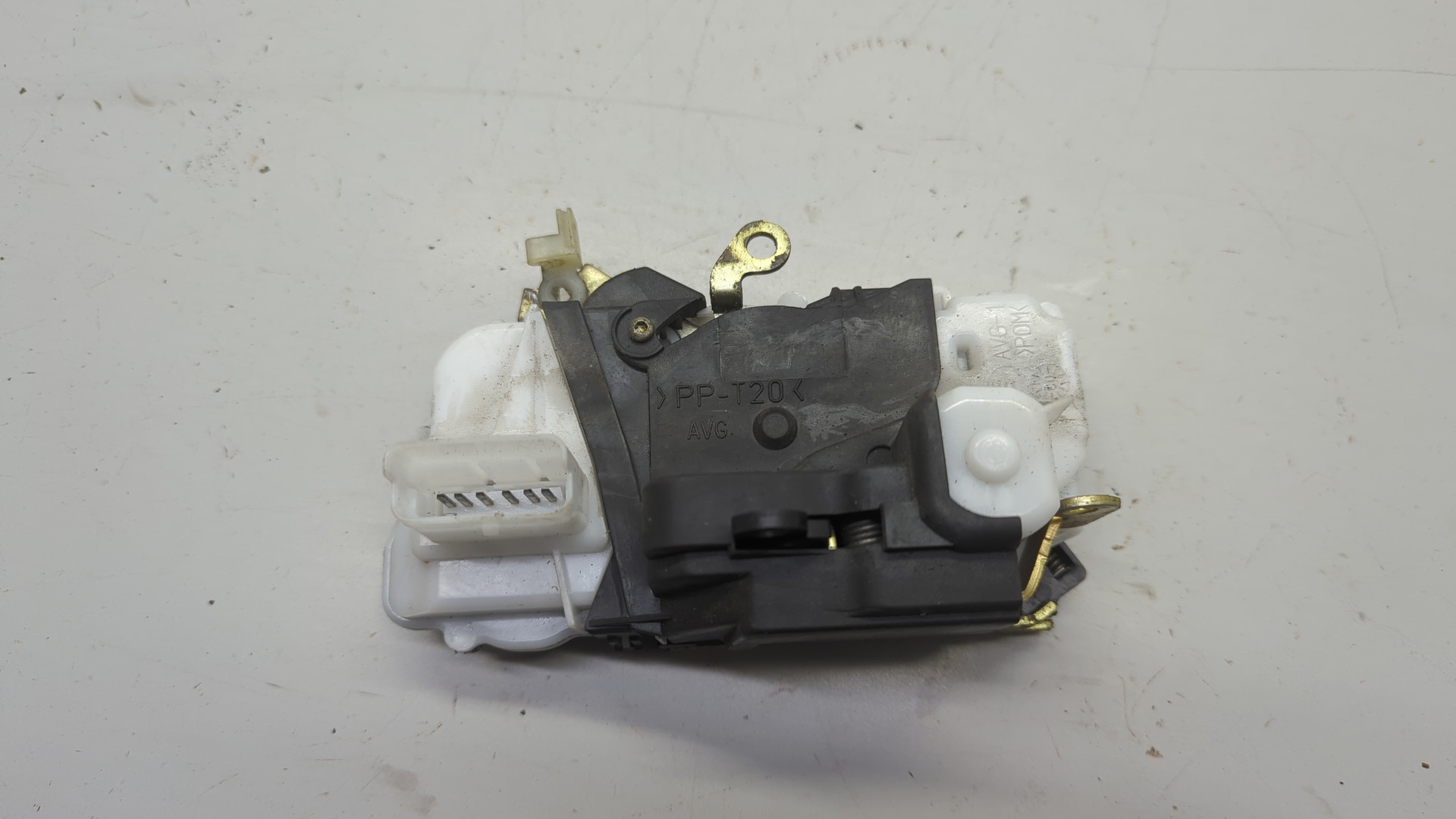 Замок двери передней левой