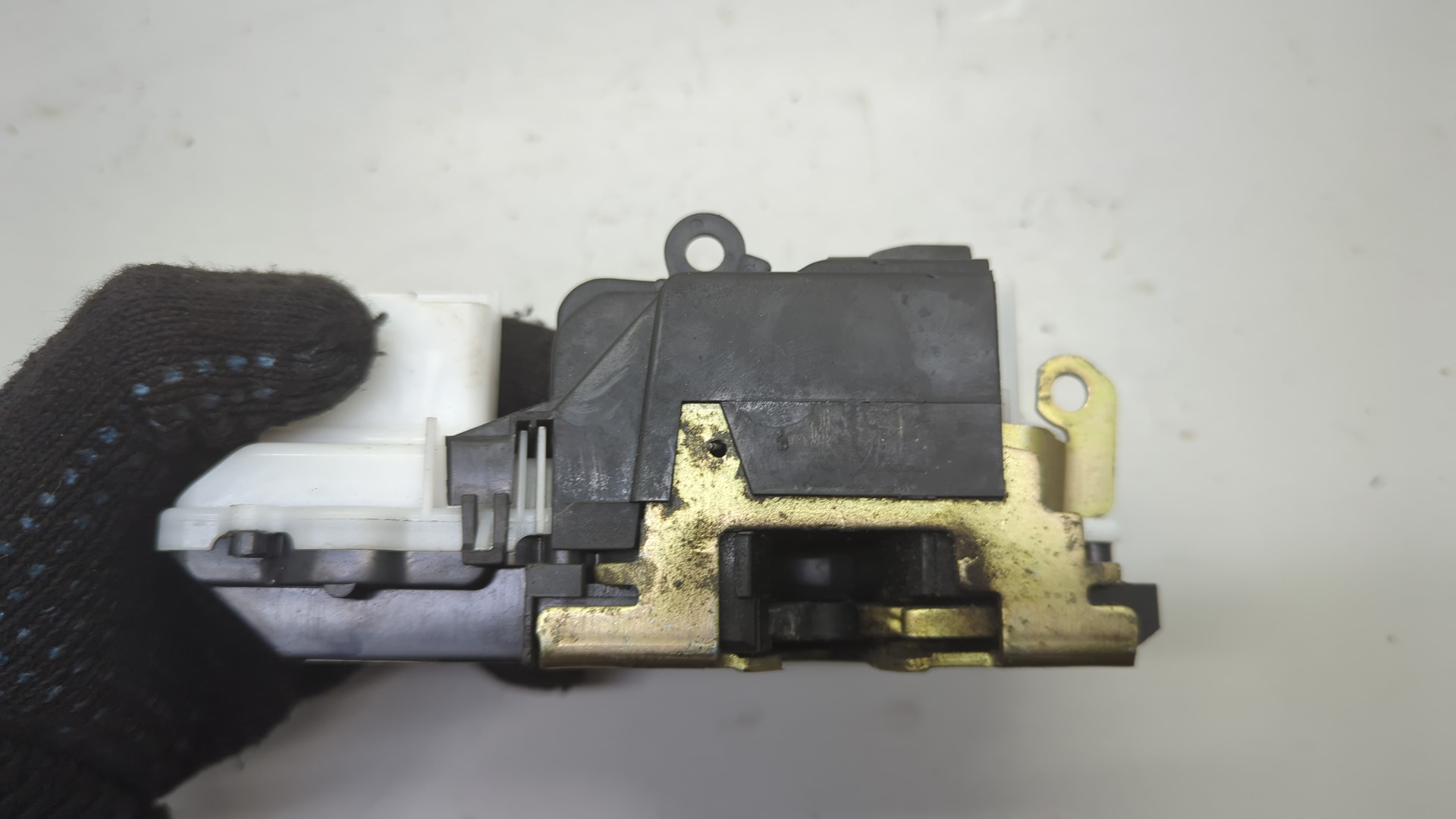 Замок двери передней левой