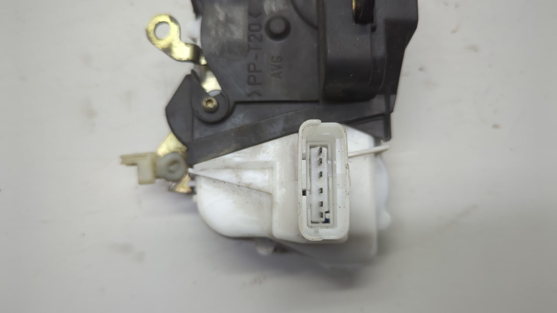 Замок двери передней левой