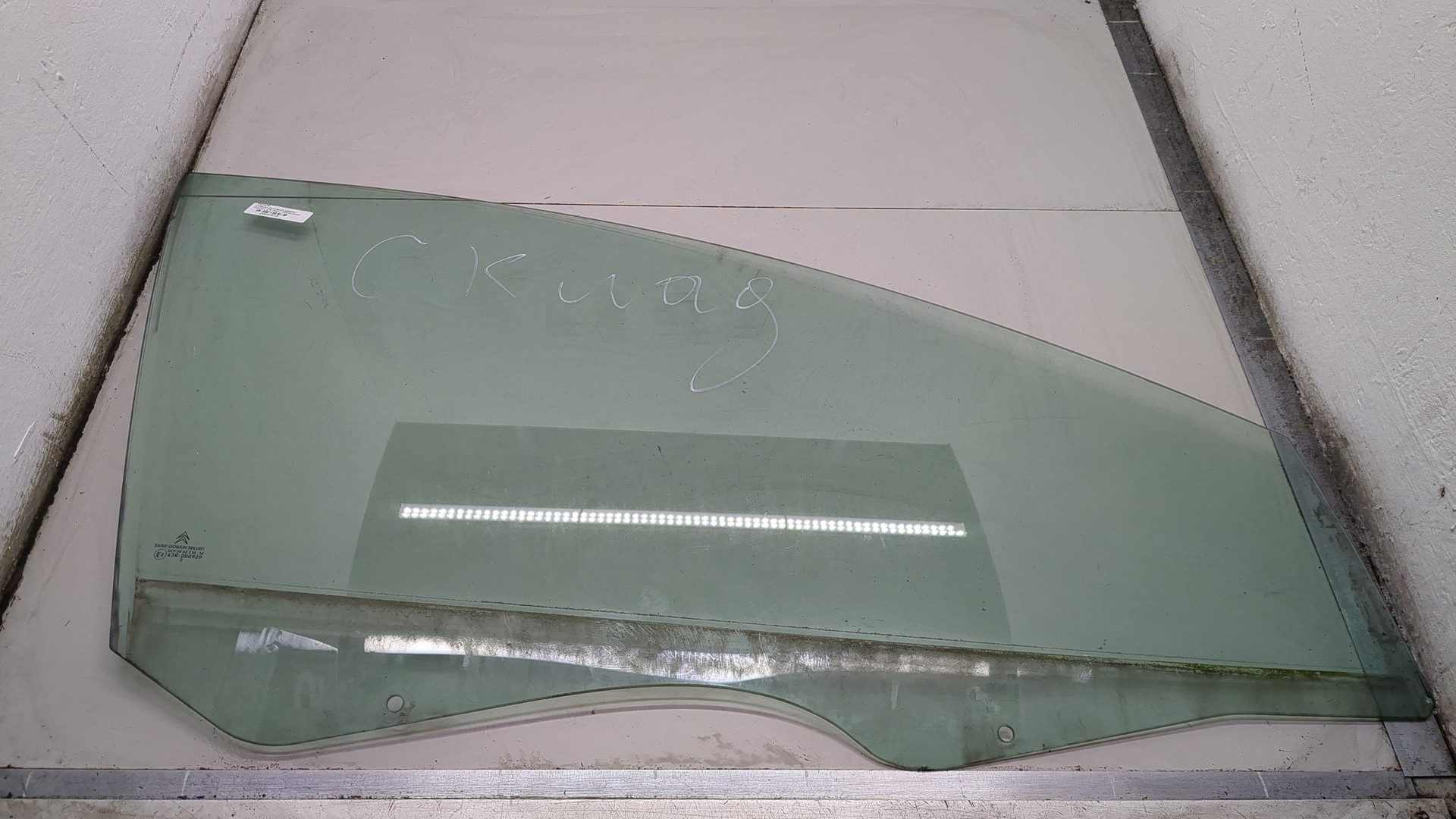 Стекло двери передней правой