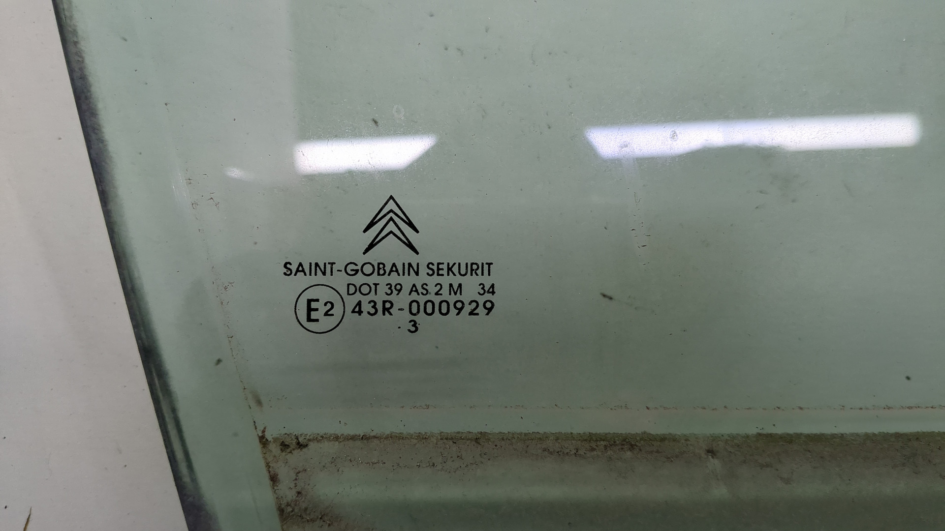 Стекло двери передней правой