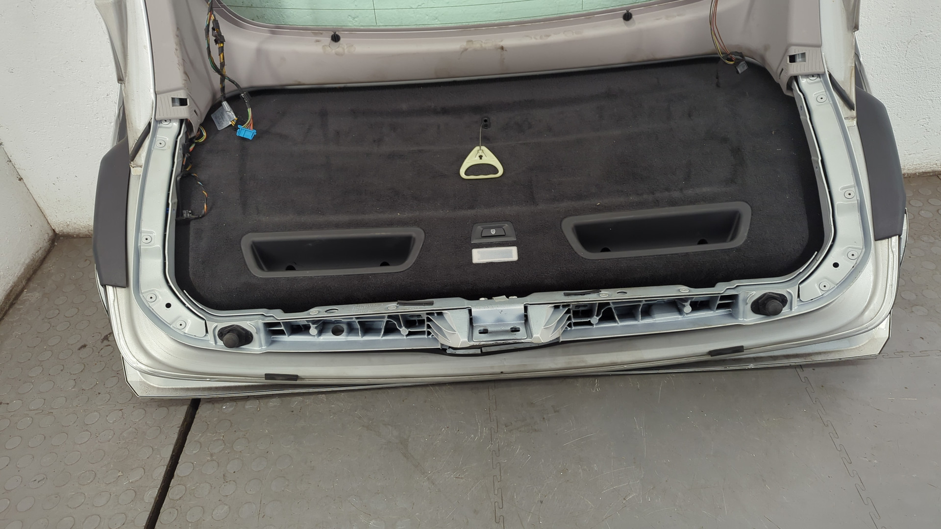 Дверь багажника