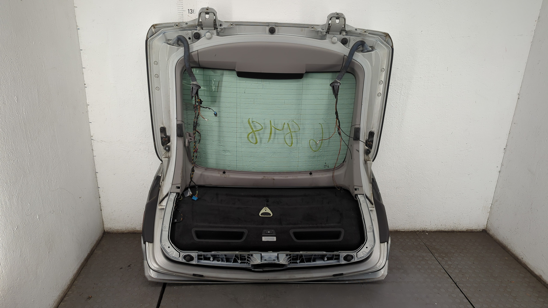 Дверь багажника