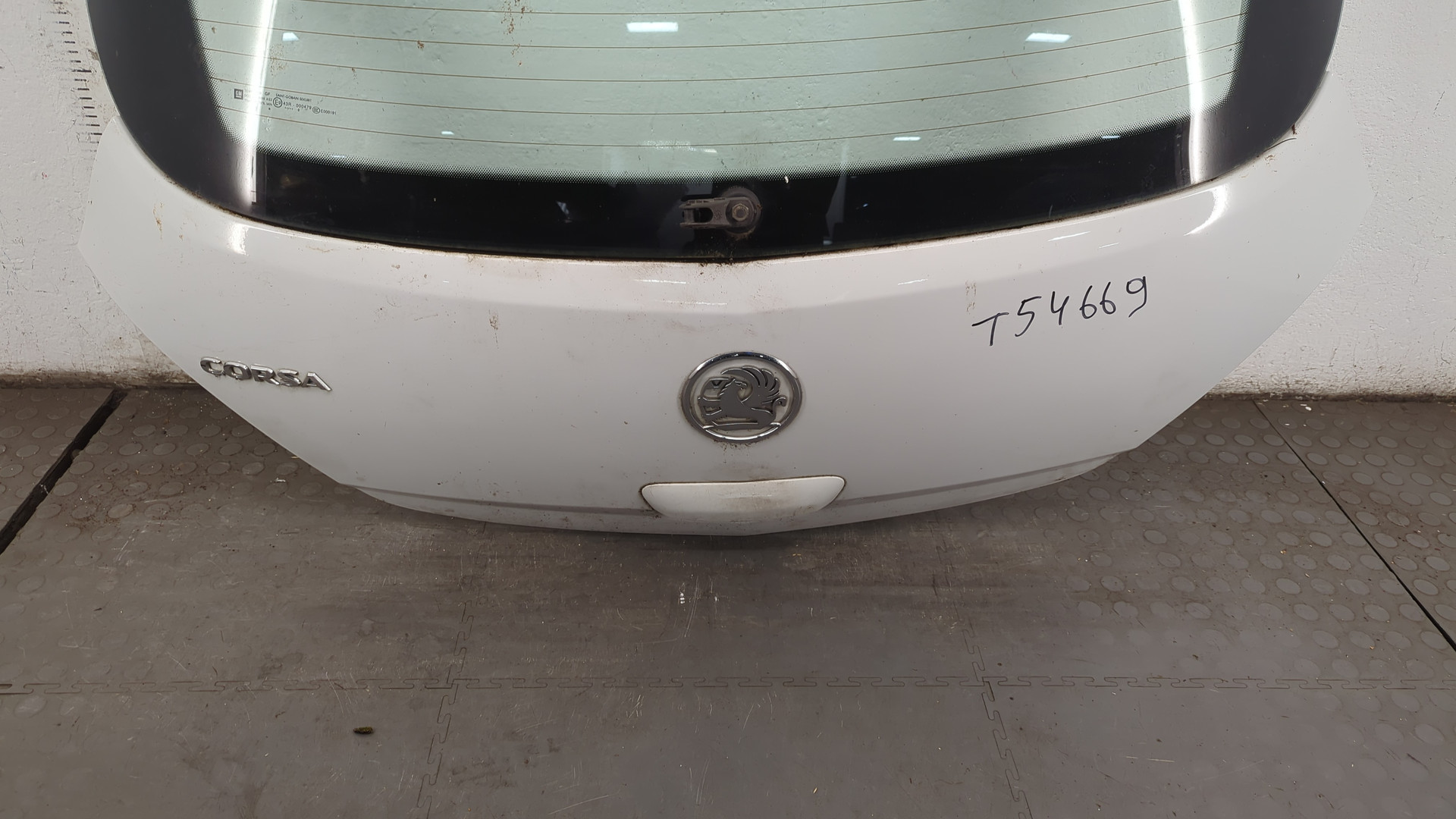 Дверь багажника