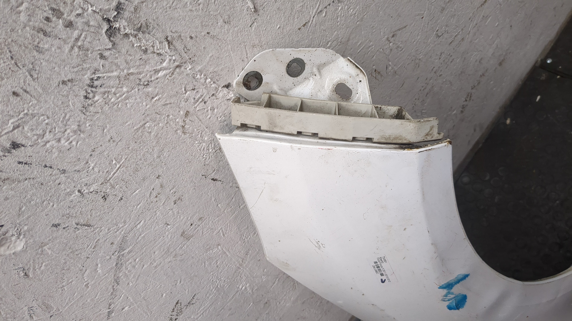 Крыло переднее правое