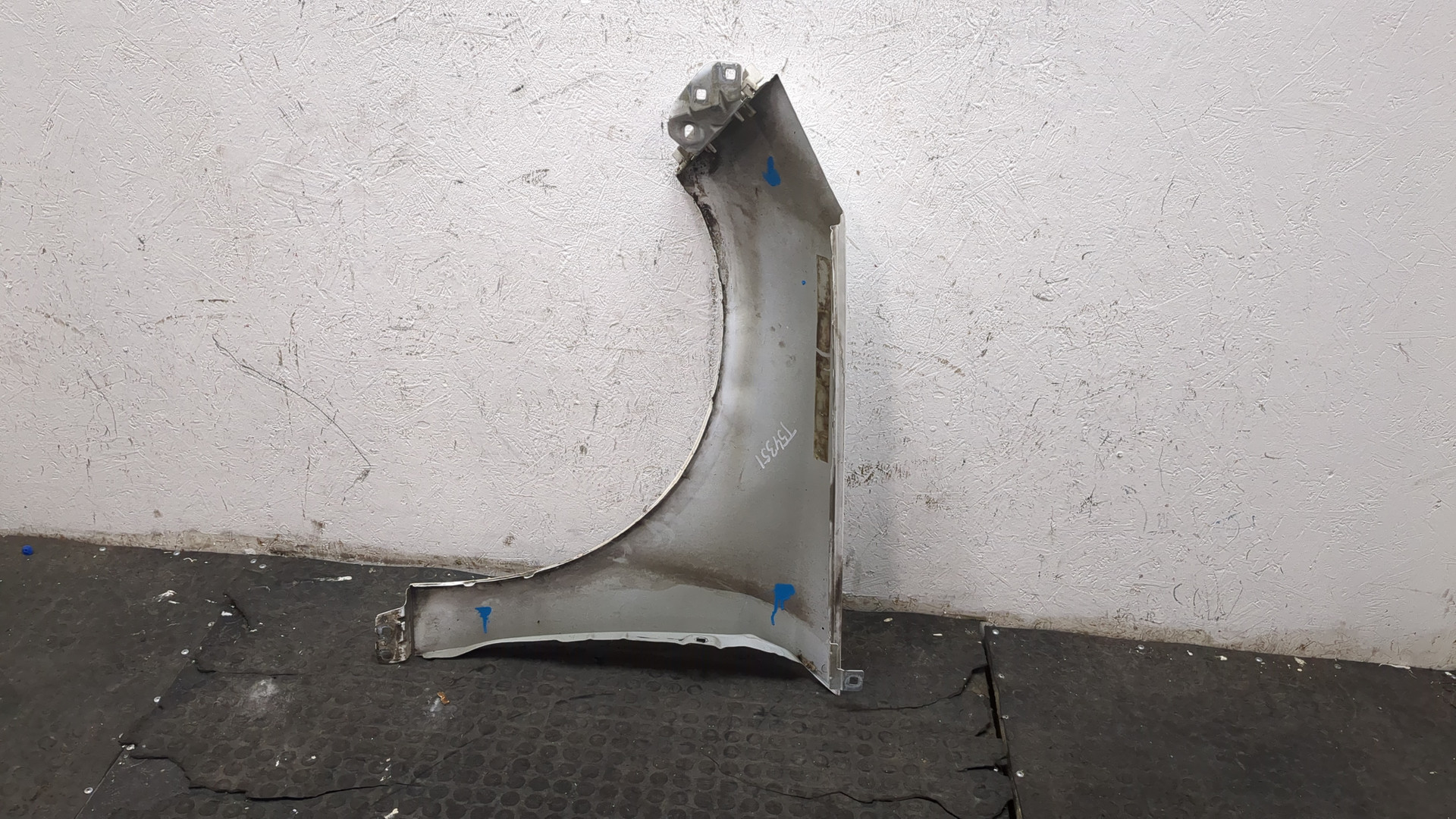 Крыло переднее правое