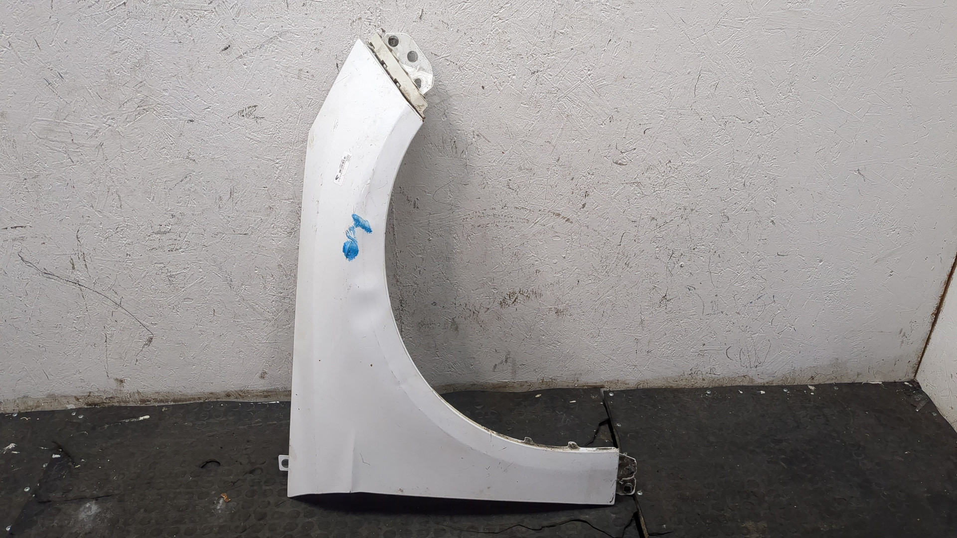 Крыло переднее правое