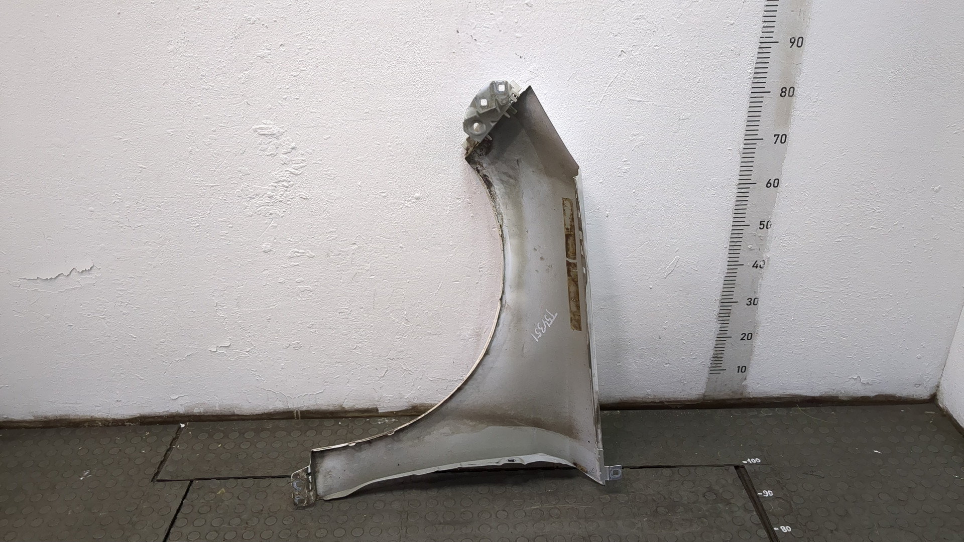 Крыло переднее правое