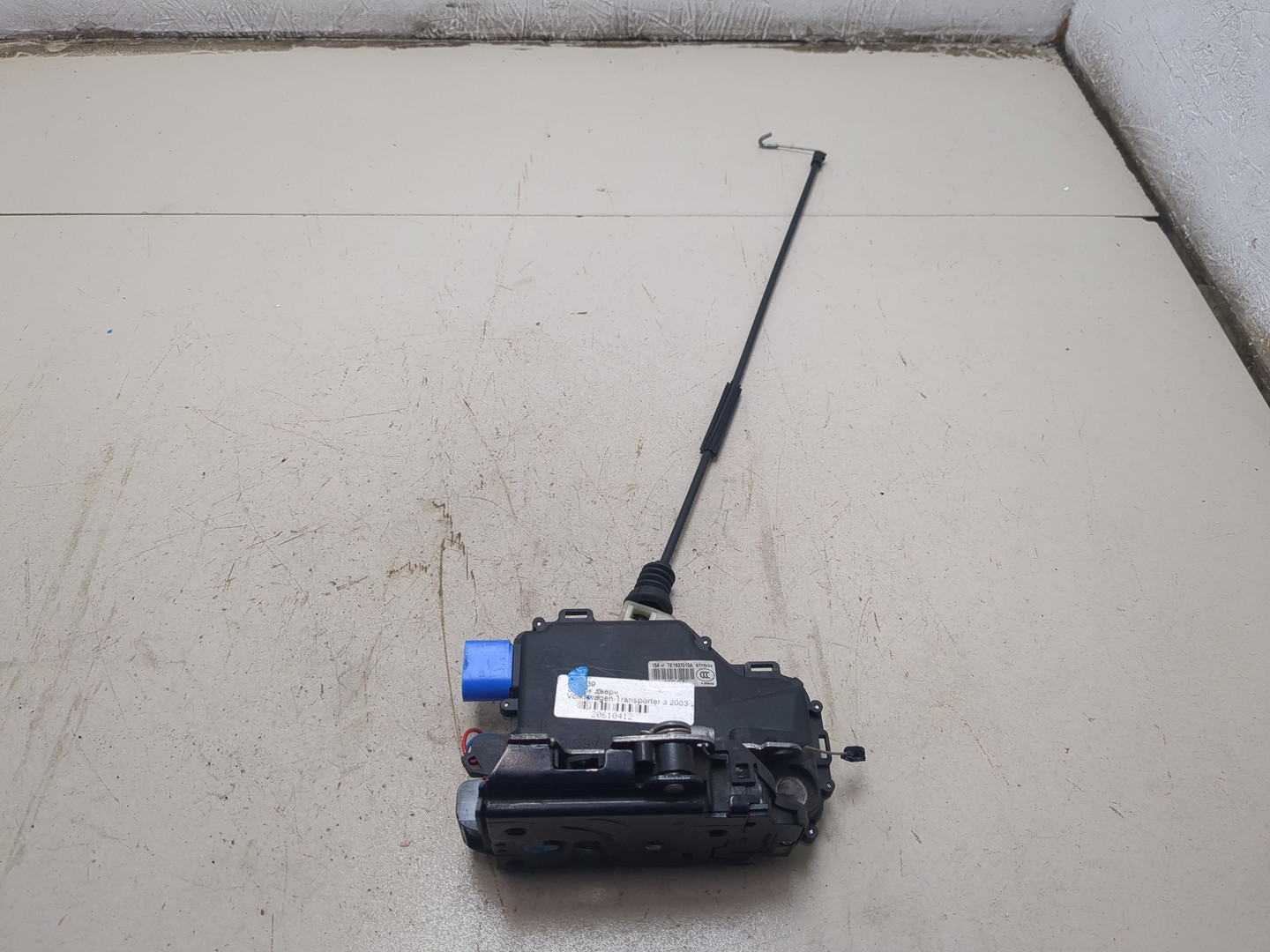 Замок двери передней левой