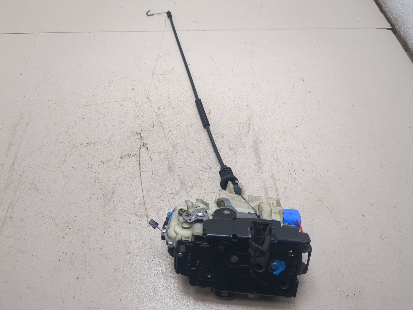 Замок двери передней левой