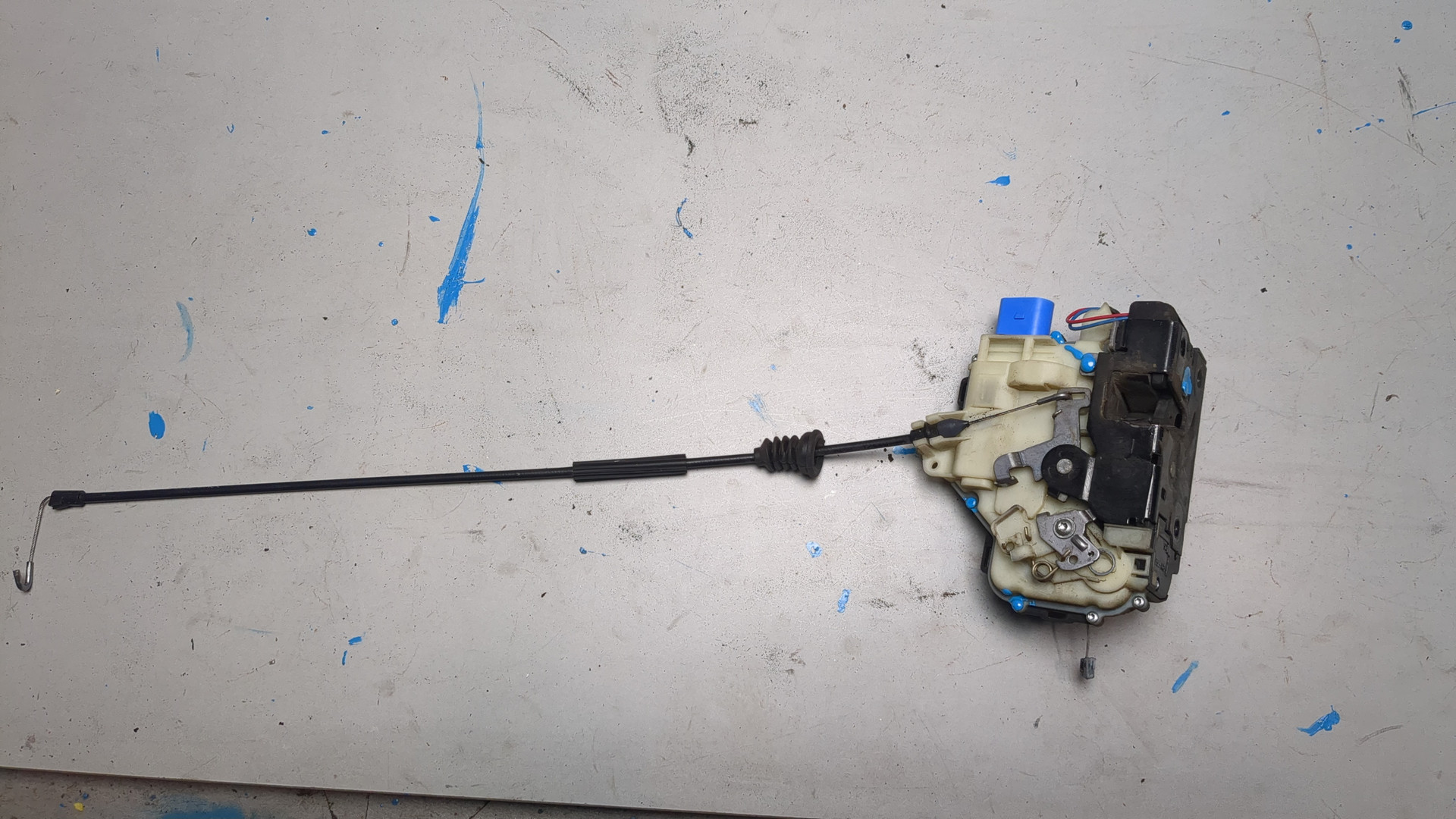 Замок двери передней левой