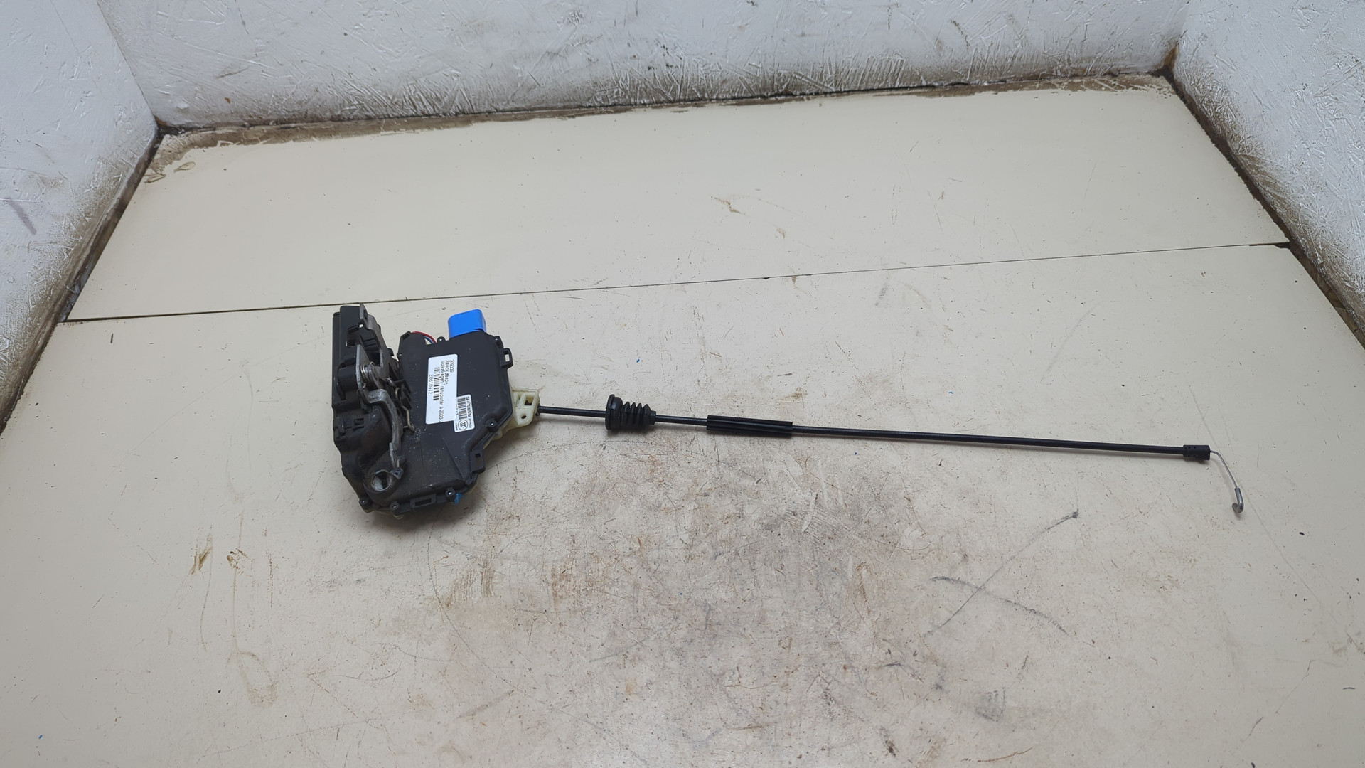 Замок двери передней левой