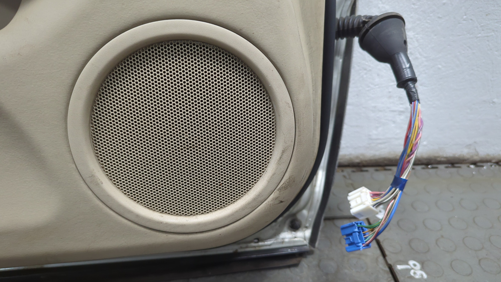 Дверь передняя левая