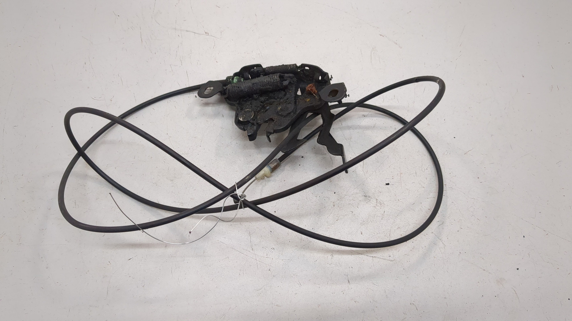 Замок капота