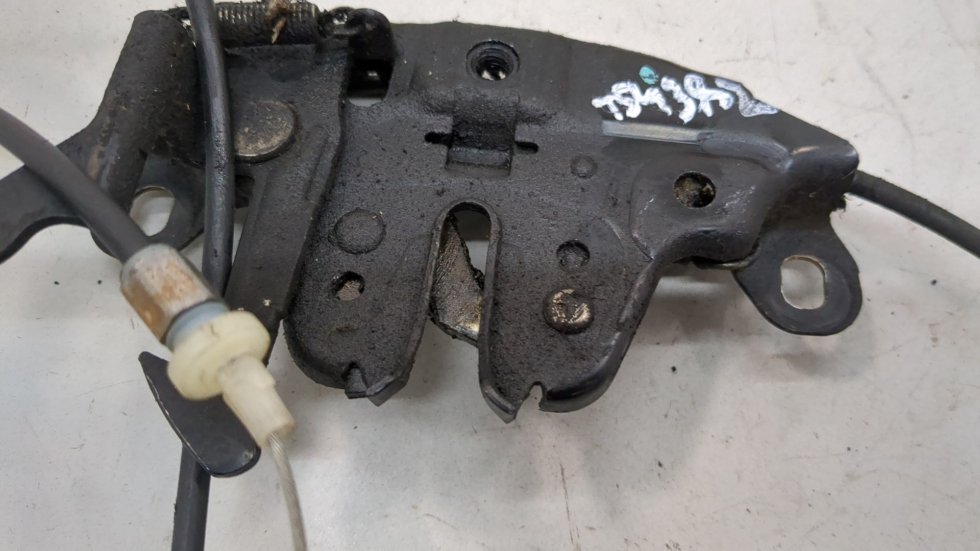 Замок капота